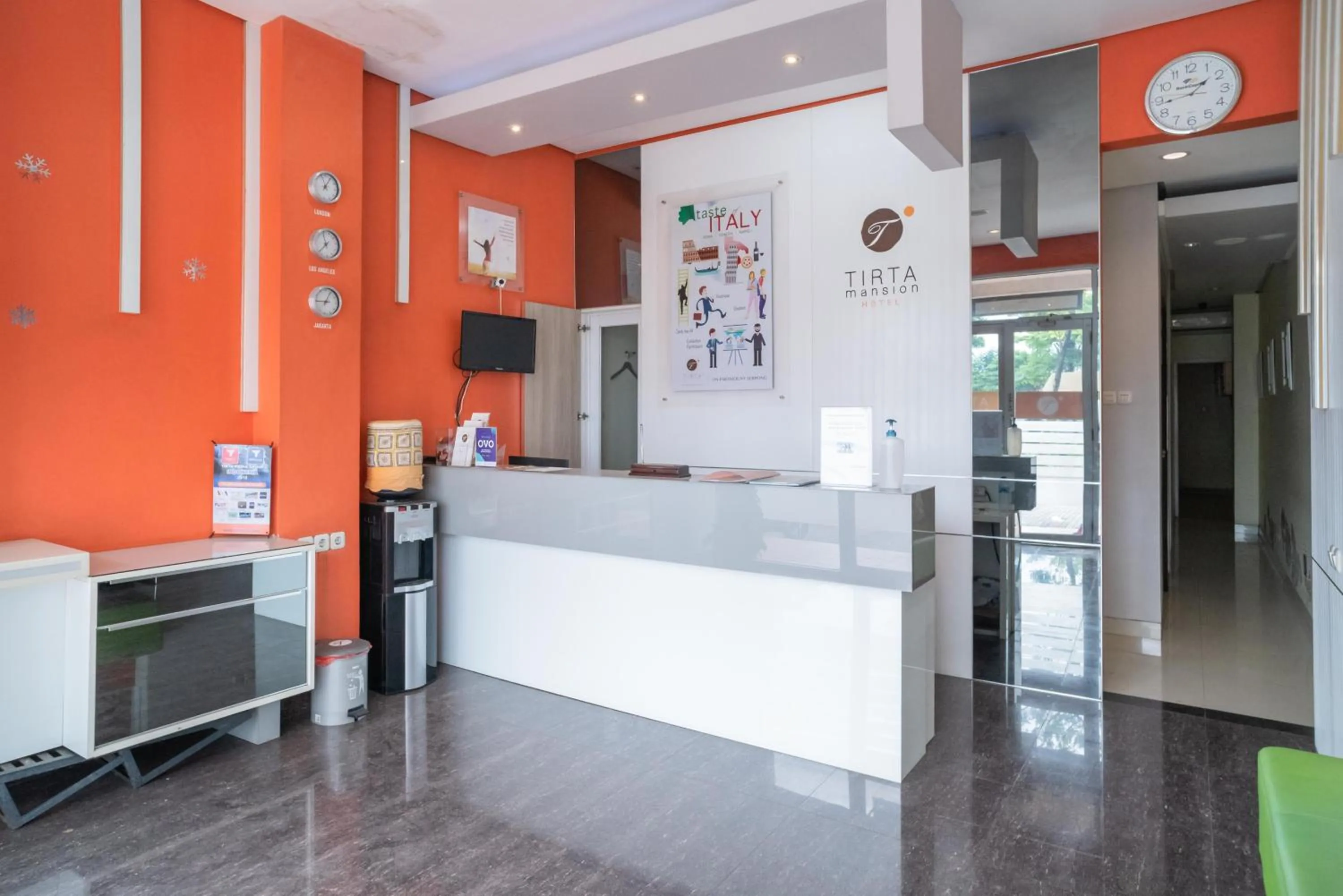 Lobby or reception in RedDoorz at Tirta Mansion Paramount Gading