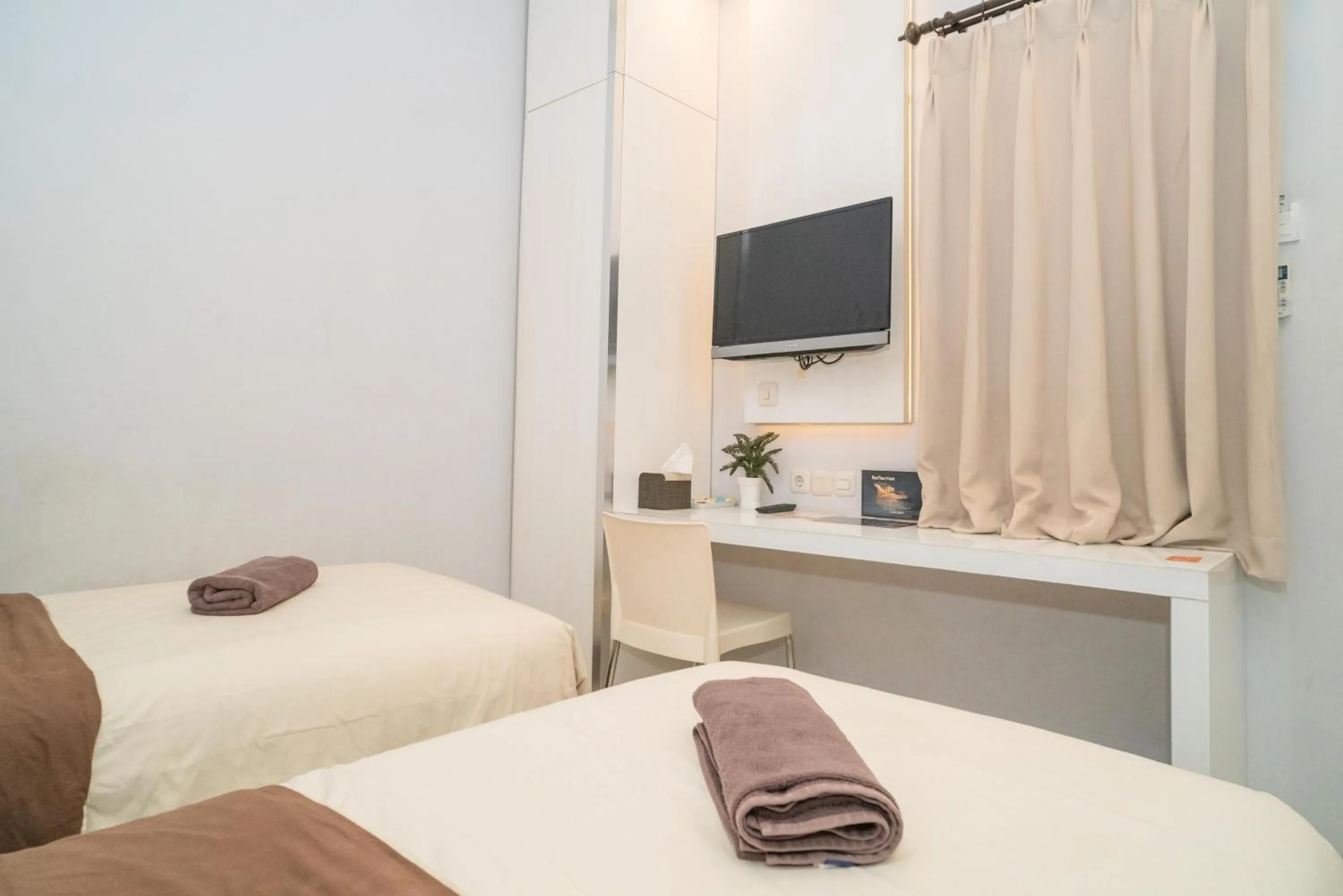 Bed in RedDoorz at Tirta Mansion Paramount Gading