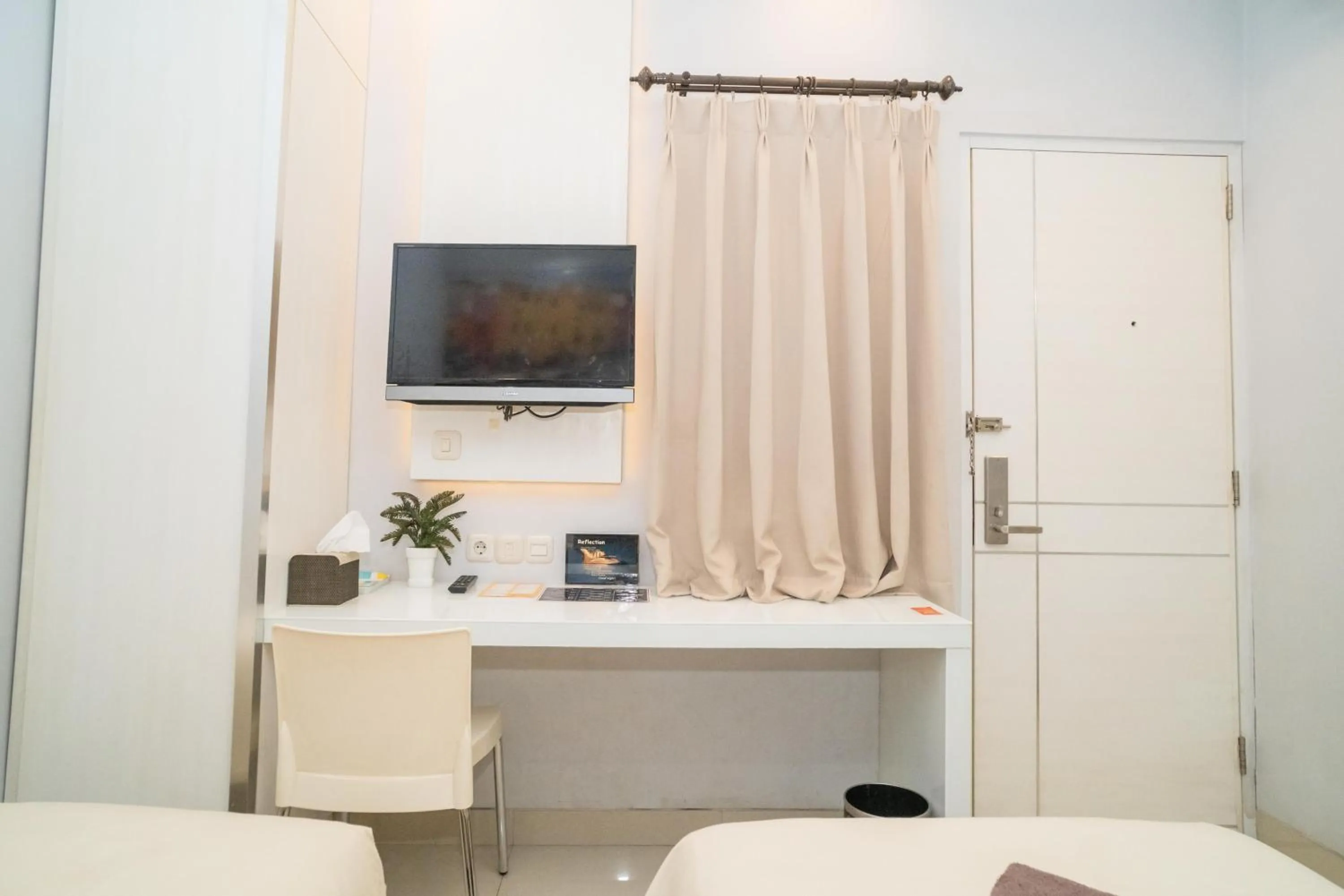 Bed in RedDoorz at Tirta Mansion Paramount Gading