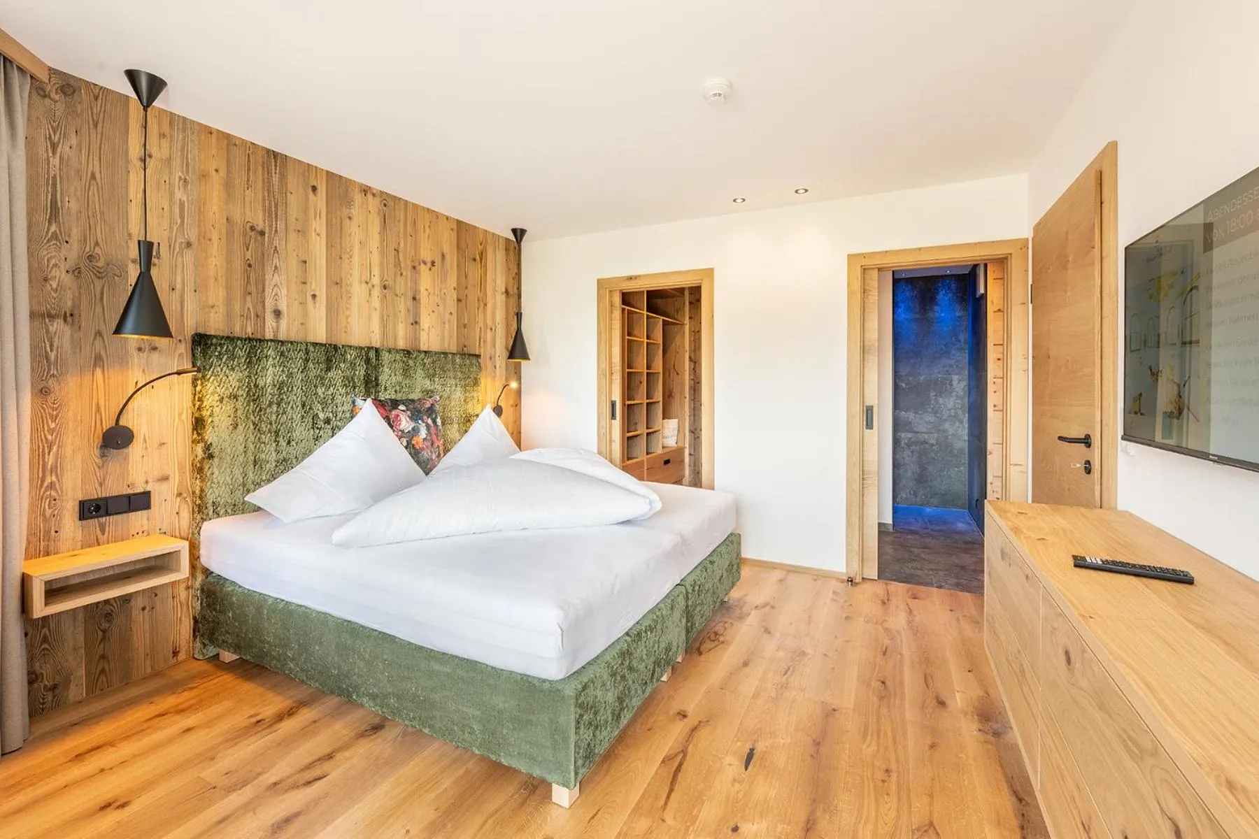 Bed in Hotel AlpenSchlössl