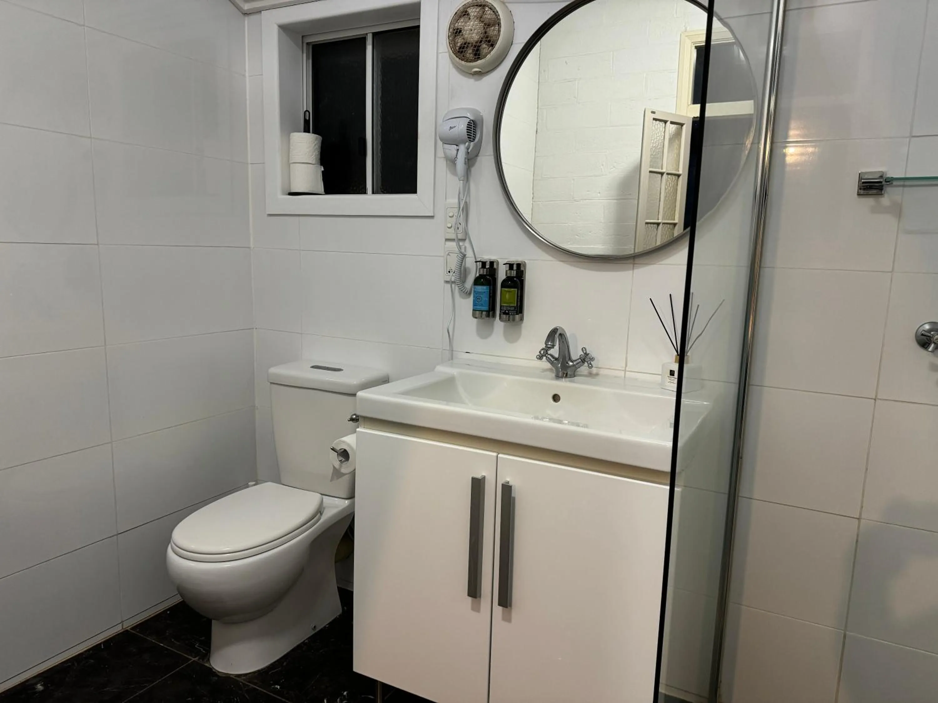 Shower in Club Boutique Hotel Cunnamulla