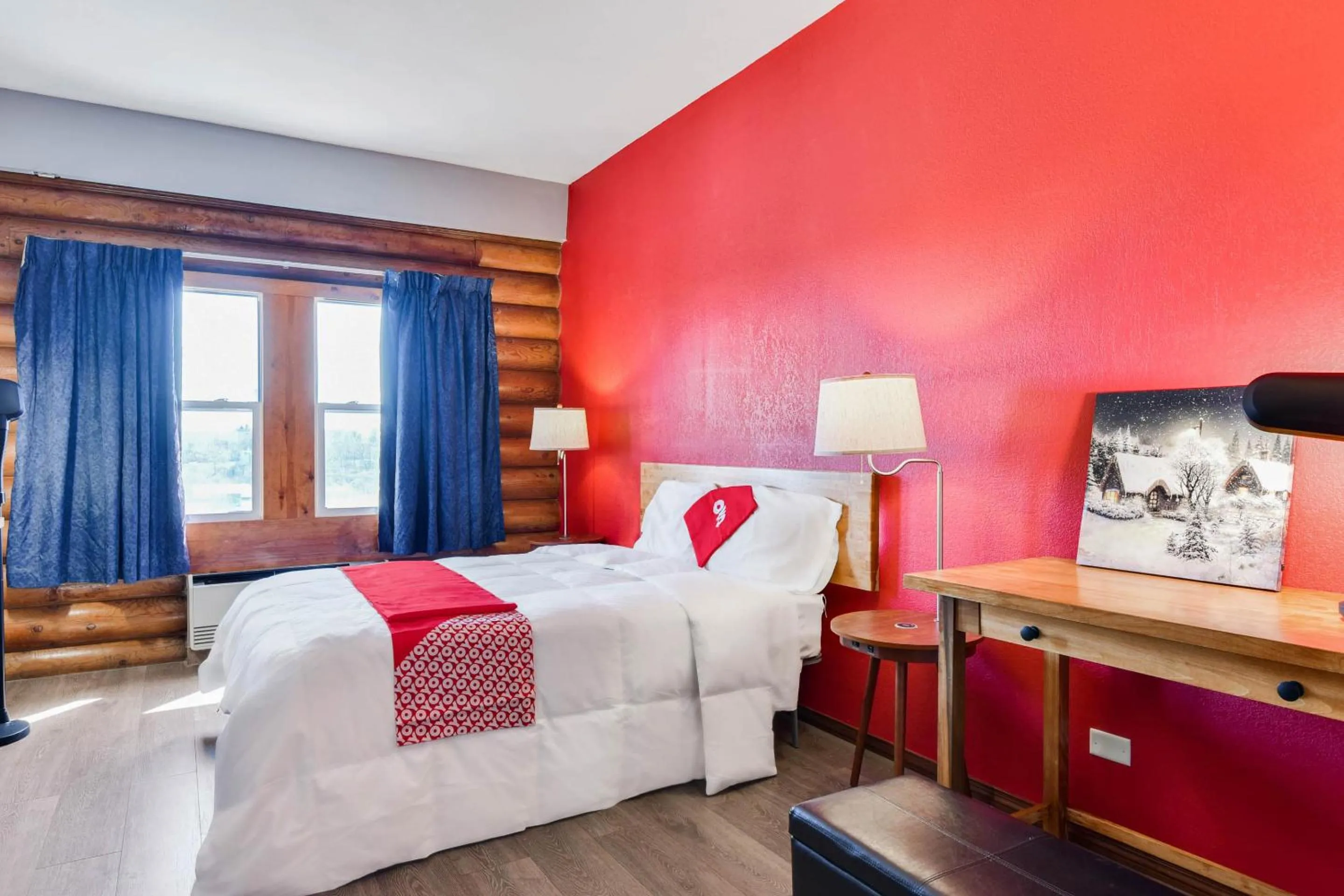 Bedroom in Casa Loma Inn & Suites by OYO Davenport IA near I-80