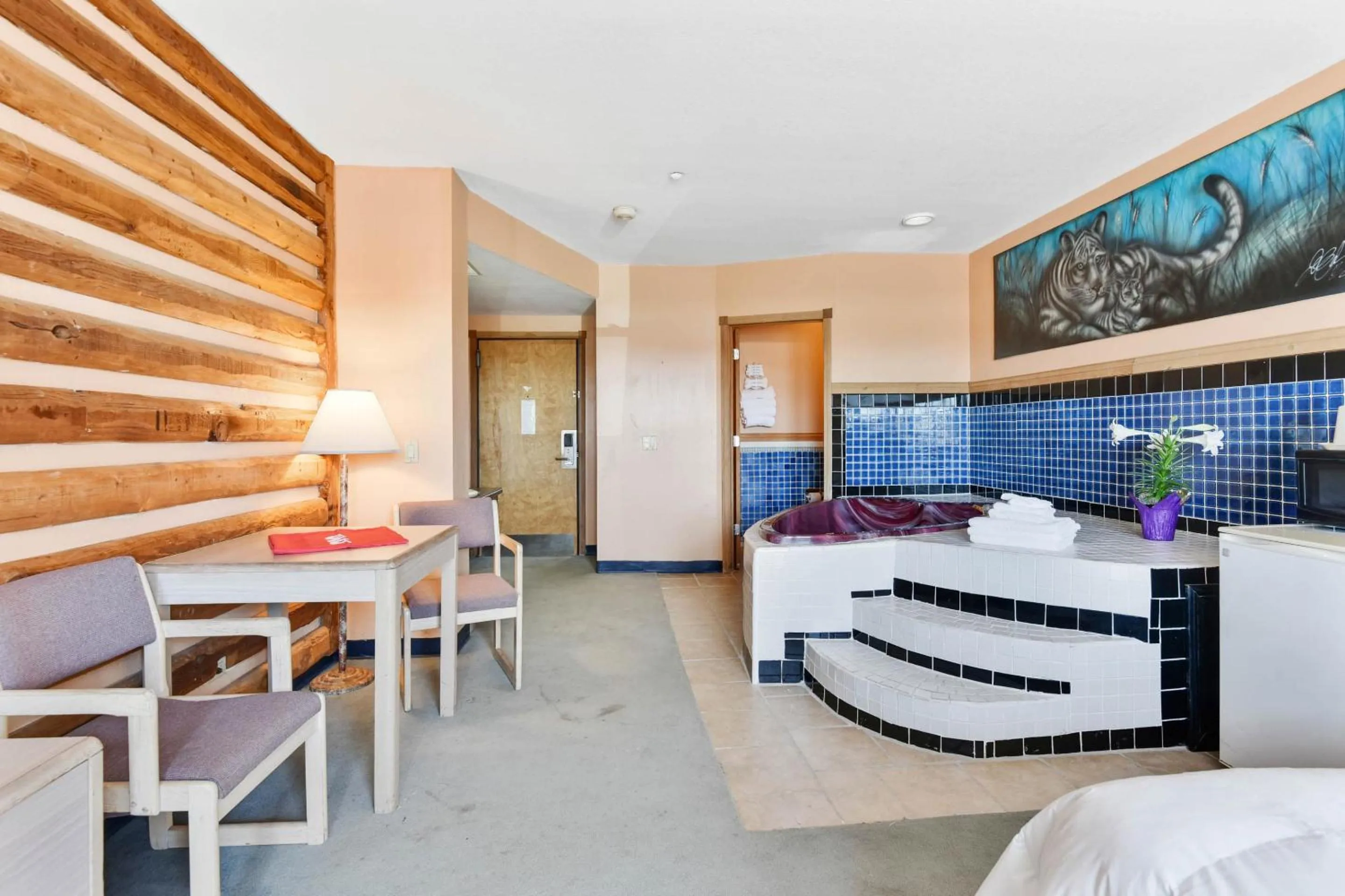 Bedroom in Casa Loma Inn & Suites by OYO Davenport IA near I-80