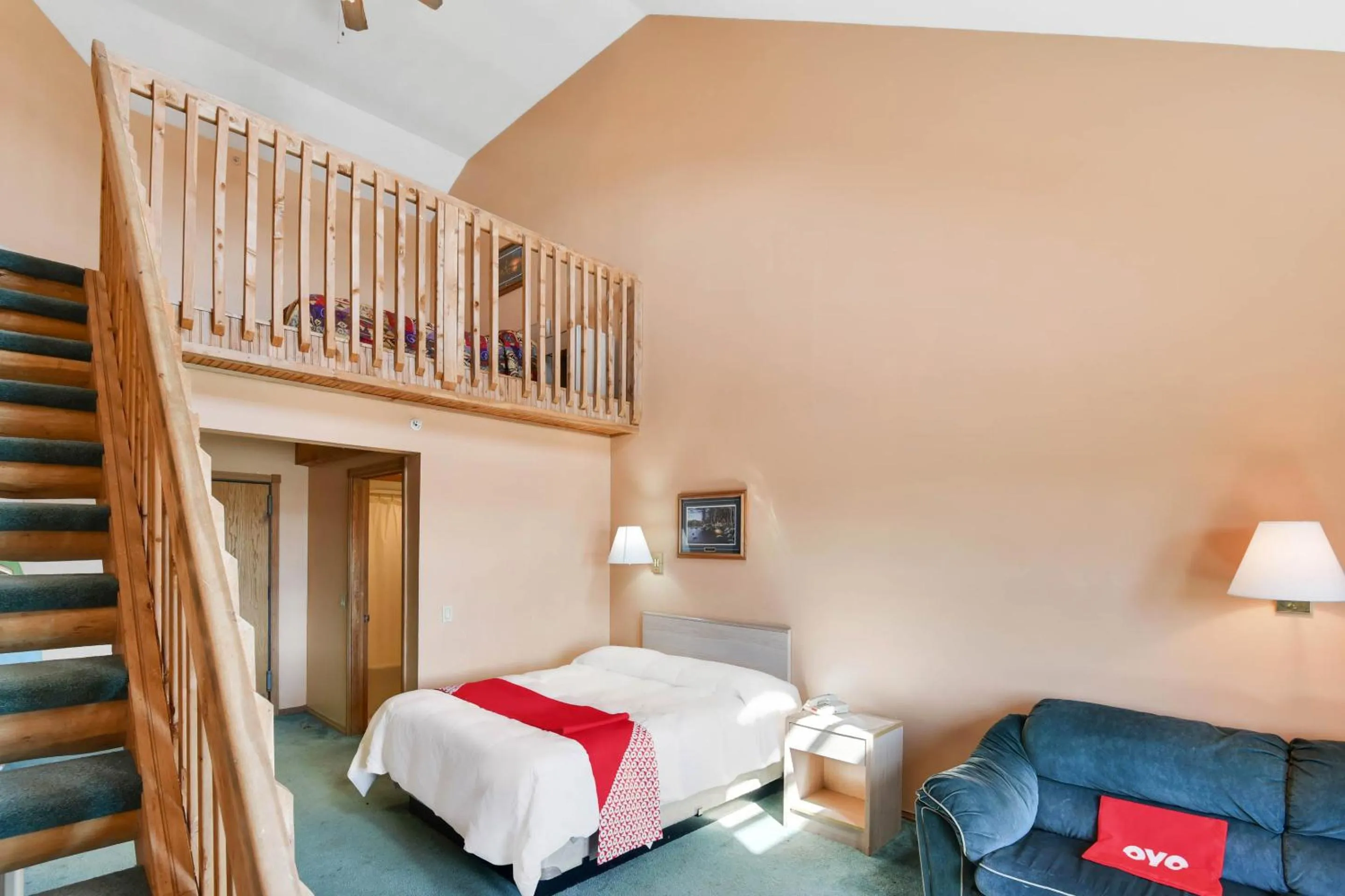 Bedroom in Casa Loma Inn & Suites by OYO Davenport IA near I-80