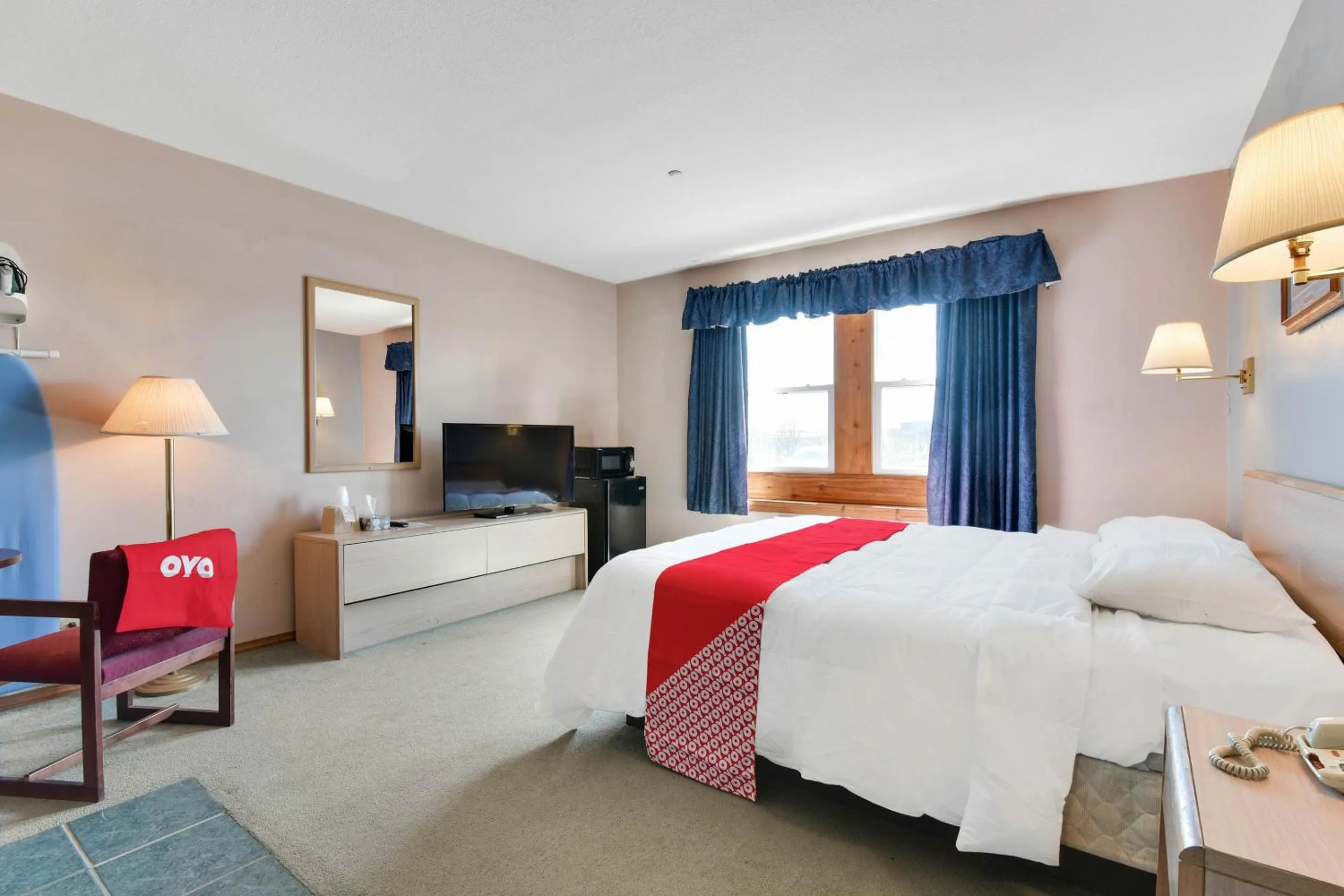 Bedroom in Casa Loma Inn & Suites by OYO Davenport IA near I-80