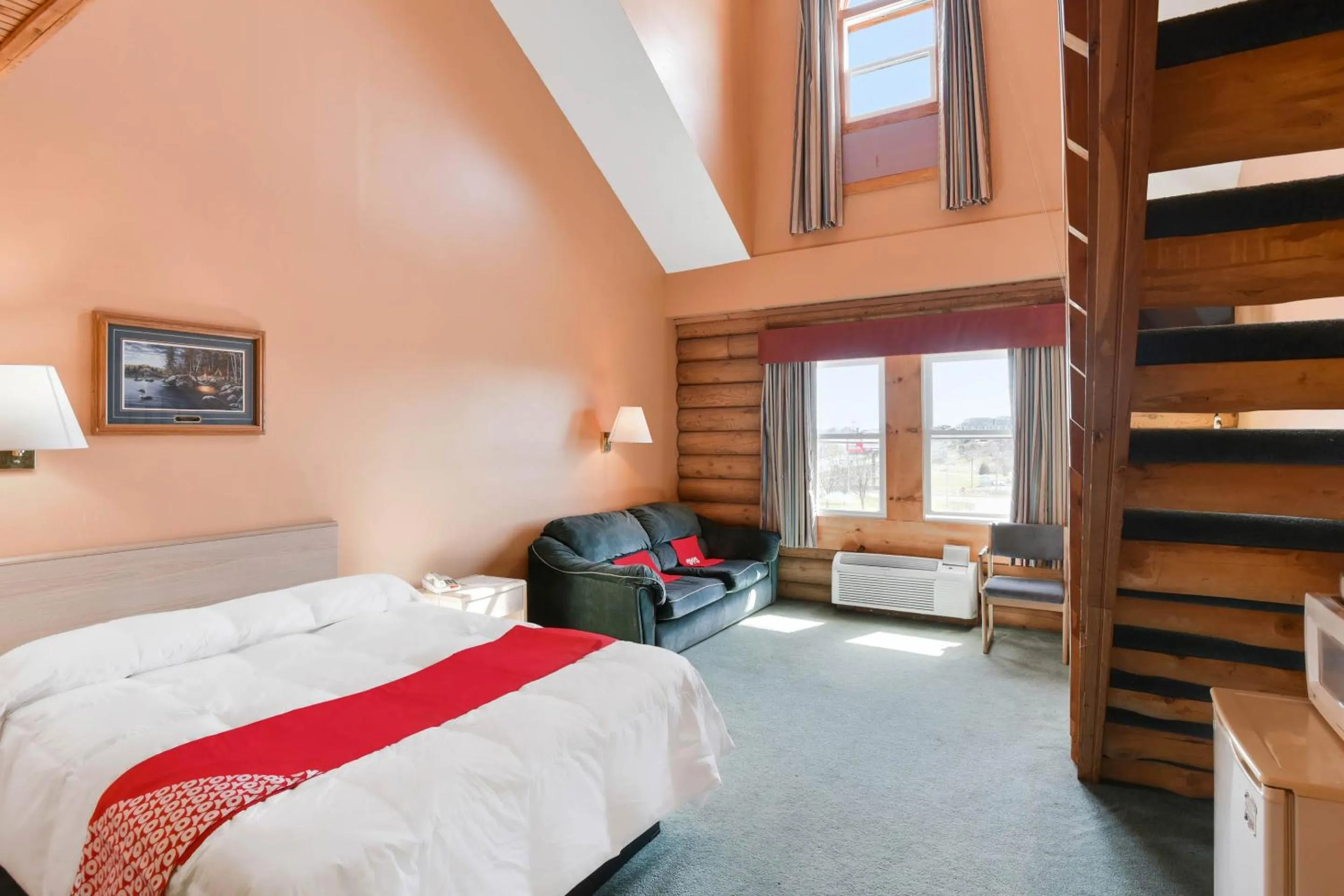 Bedroom in Casa Loma Inn & Suites by OYO Davenport IA near I-80