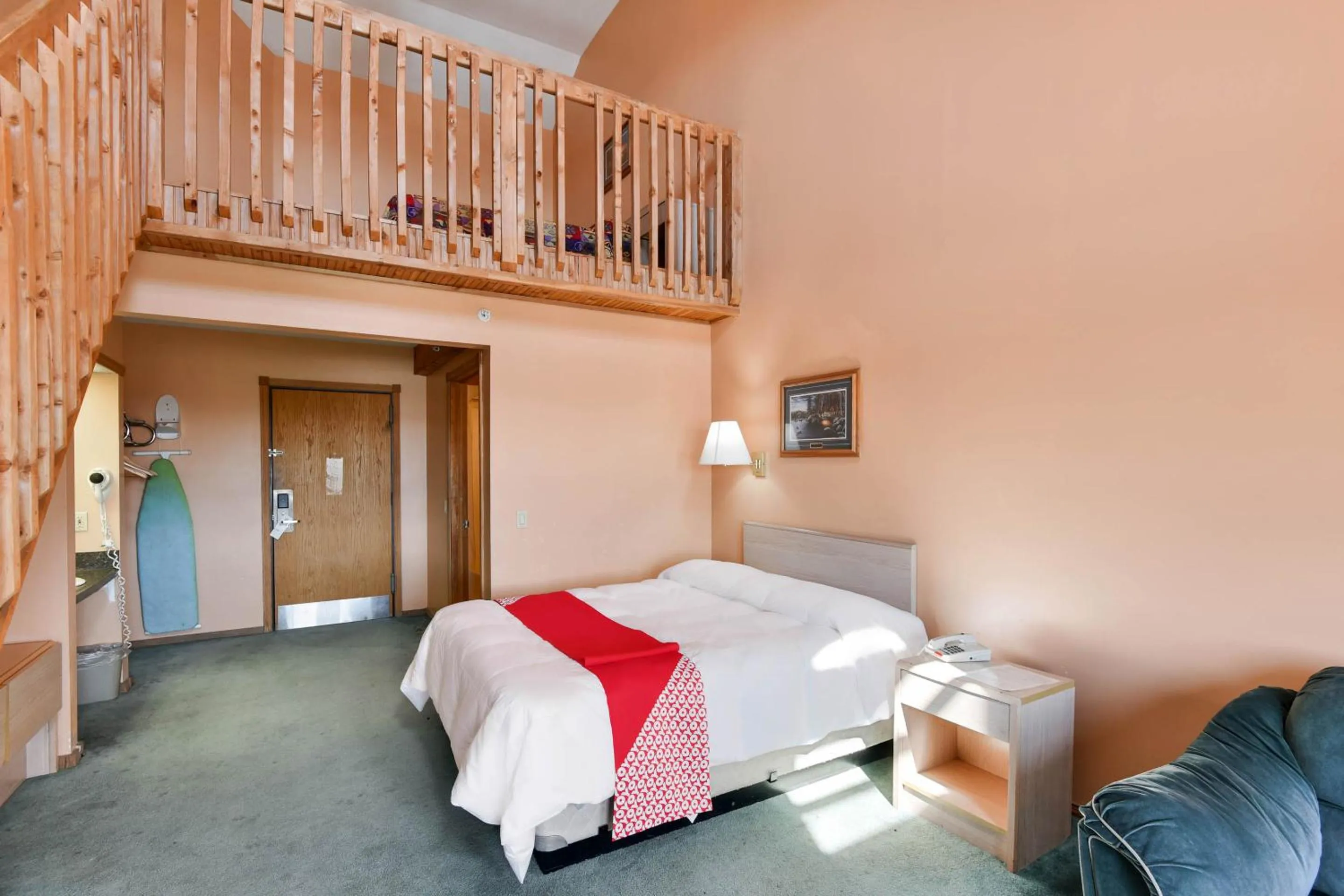 Bedroom in Casa Loma Inn & Suites by OYO Davenport IA near I-80
