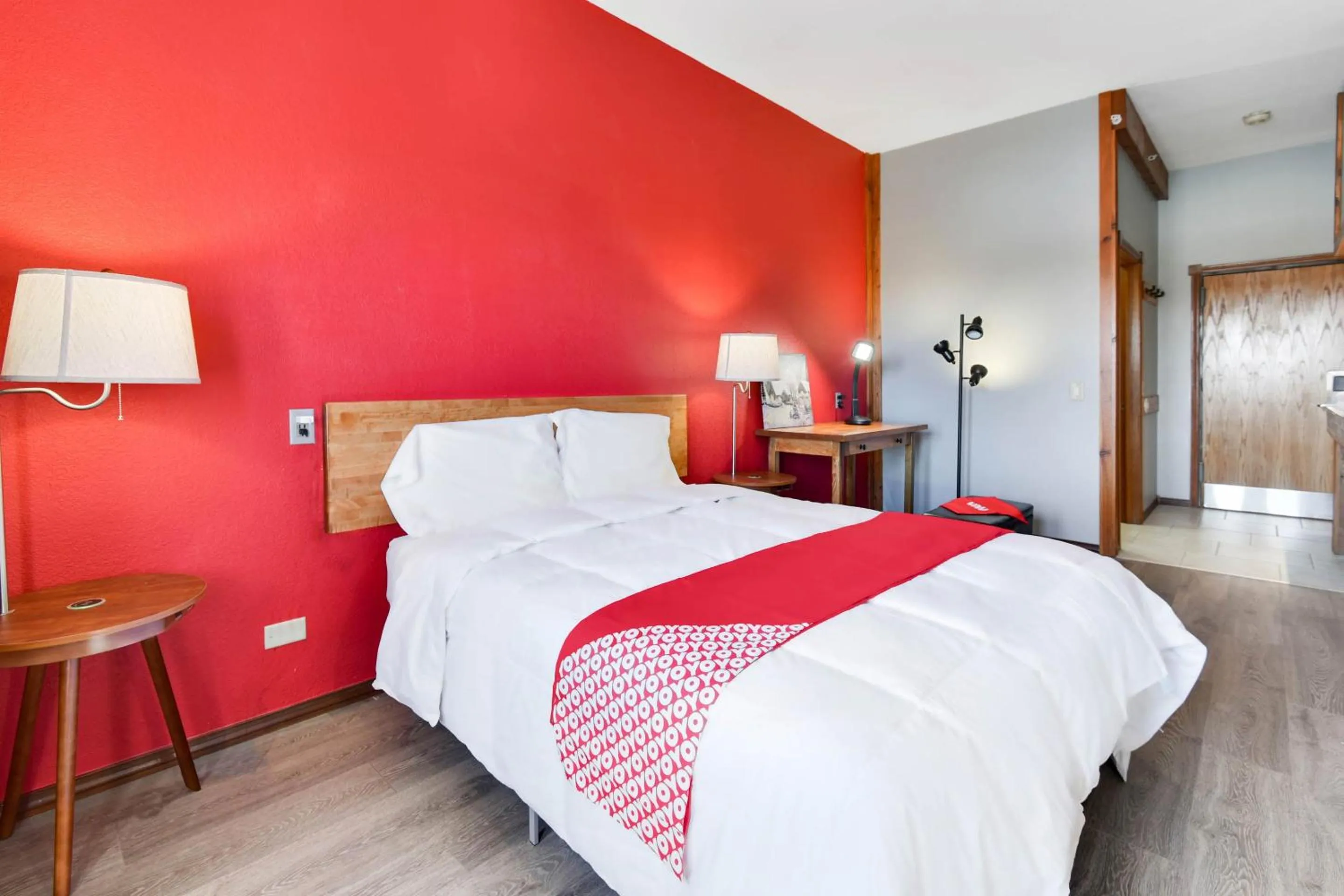 Bedroom in Casa Loma Inn & Suites by OYO Davenport IA near I-80