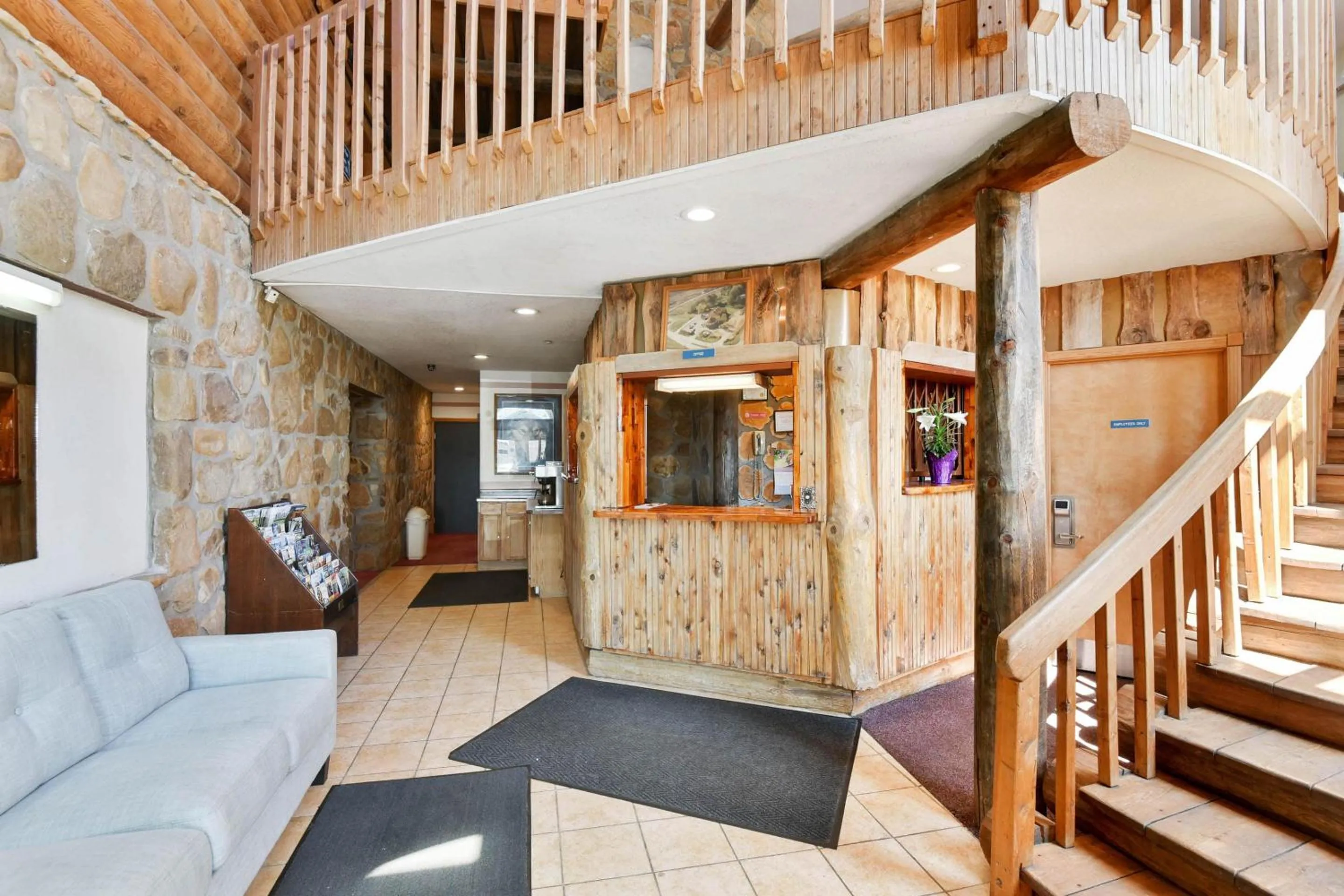 Lobby or reception in Casa Loma Inn & Suites by OYO Davenport IA near I-80