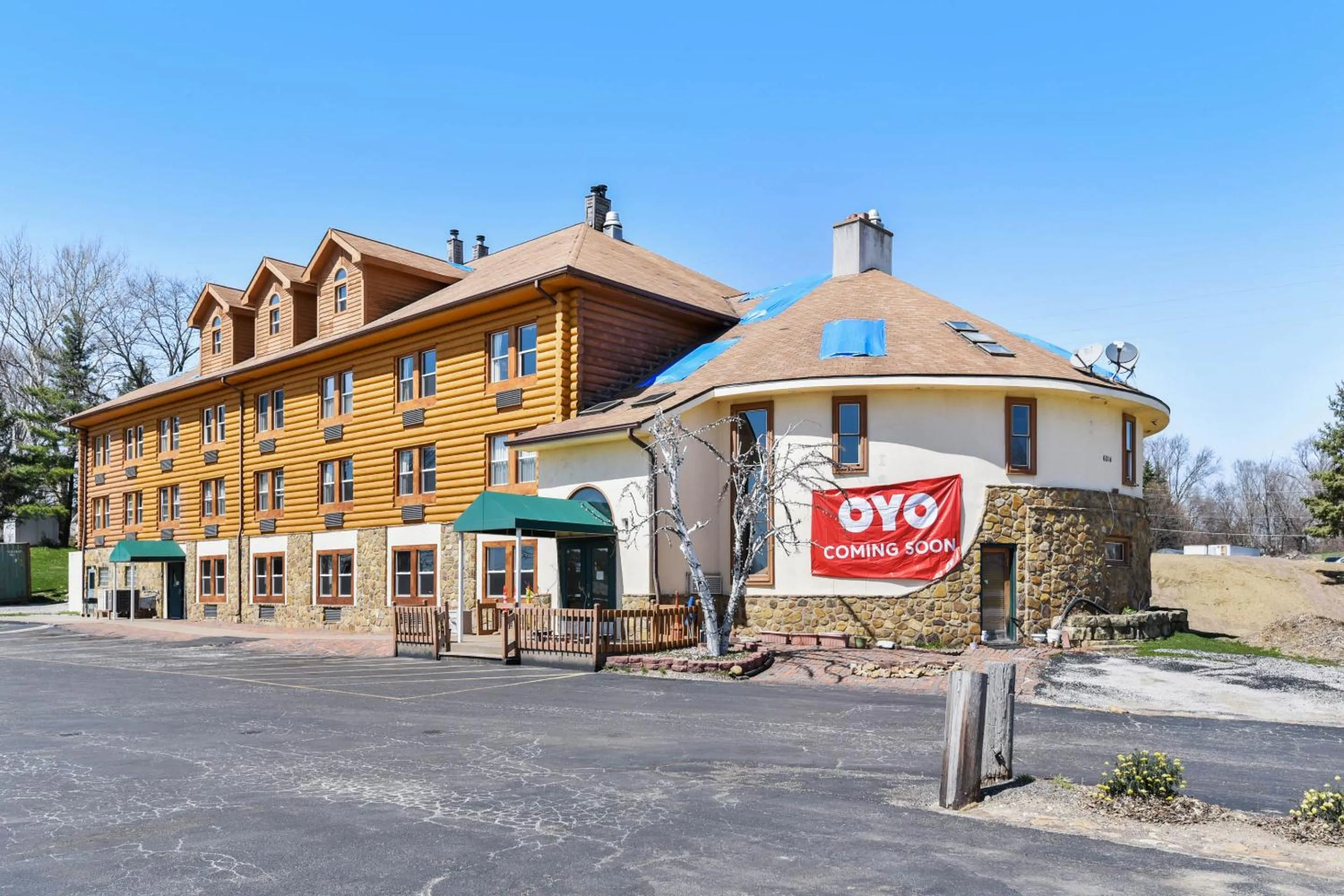 Facade/entrance in Casa Loma Inn & Suites by OYO Davenport IA near I-80