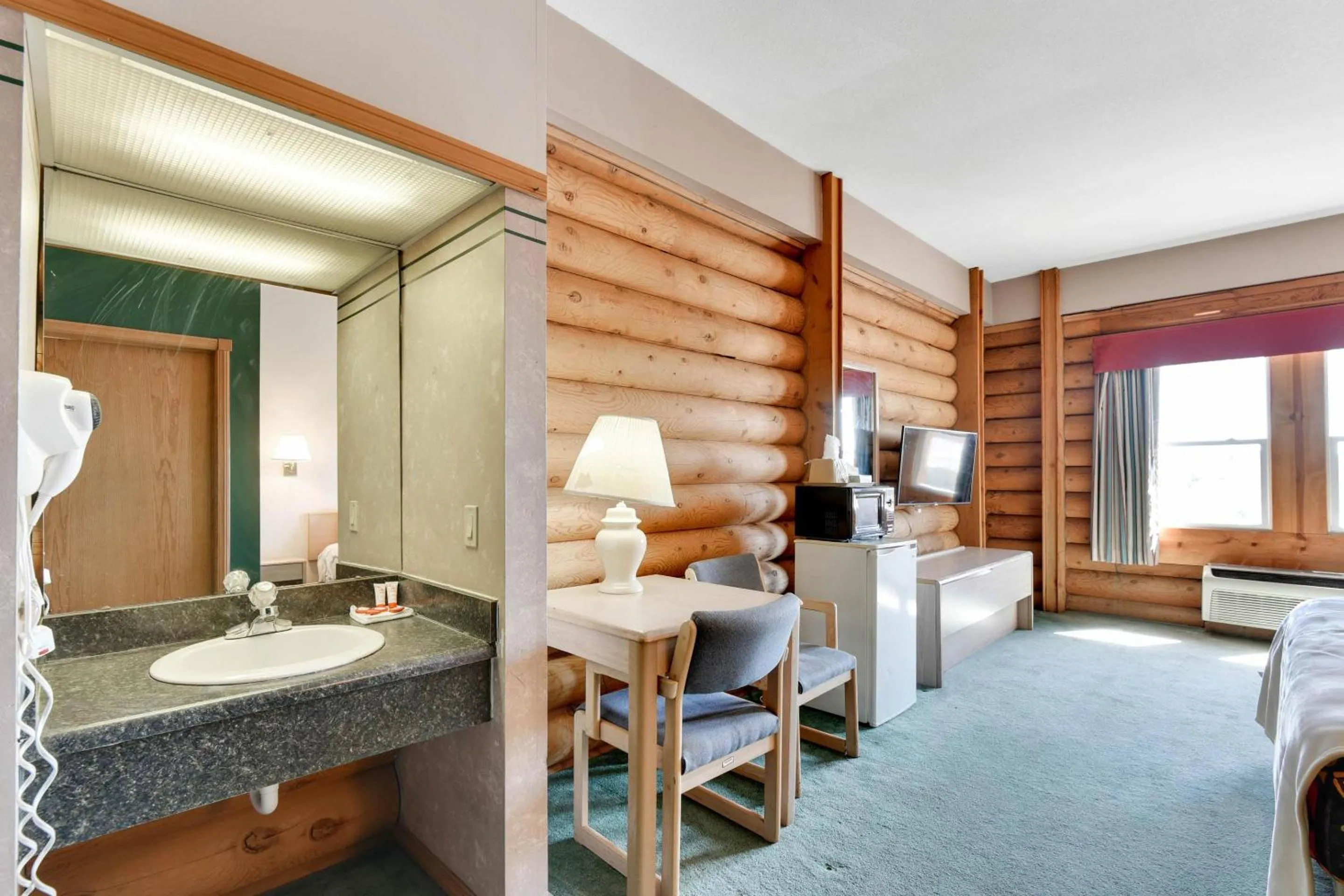 Bedroom in Casa Loma Inn & Suites by OYO Davenport IA near I-80