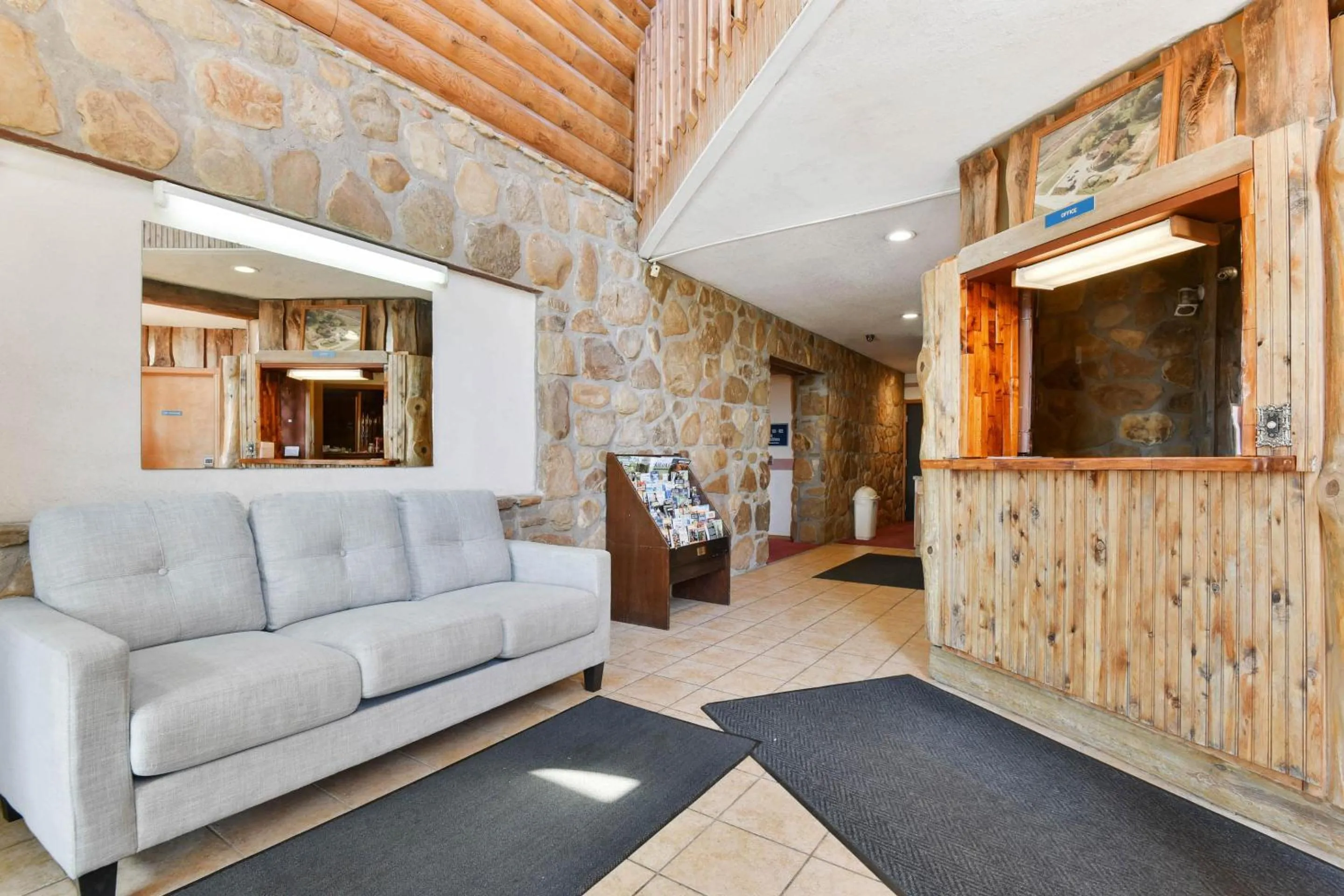 Lobby or reception in Casa Loma Inn & Suites by OYO Davenport IA near I-80