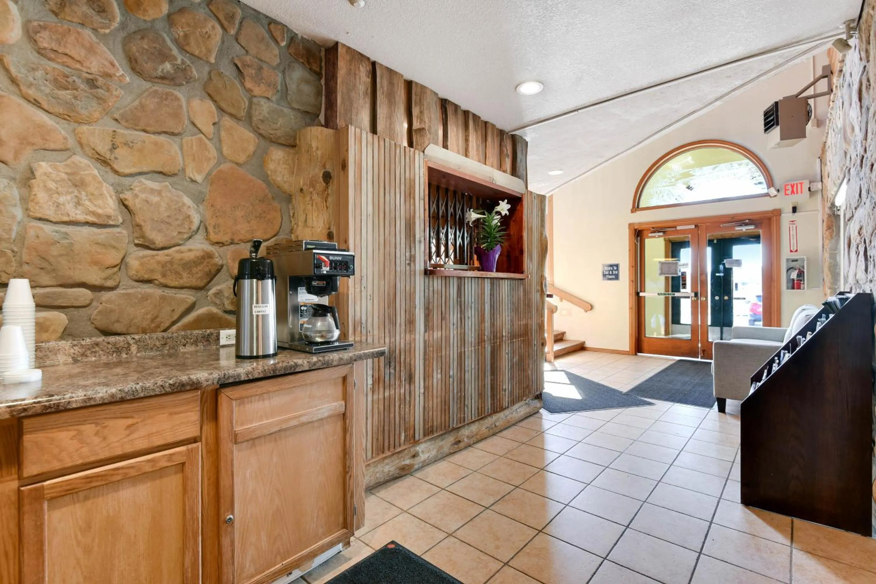 Lobby or reception in Casa Loma Inn & Suites by OYO Davenport IA near I-80