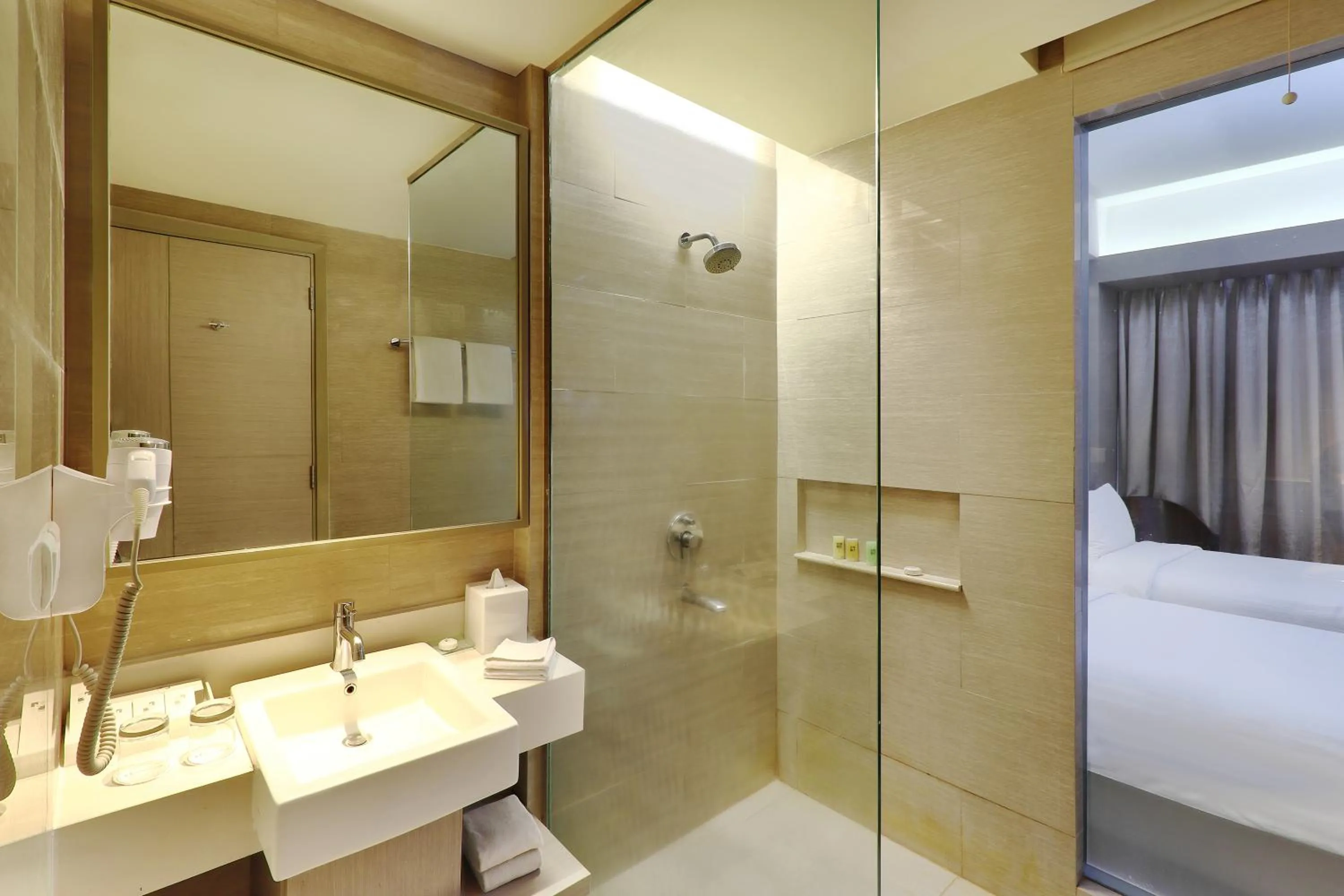 Bathroom, Bed in Swiss-Belhotel Cirebon