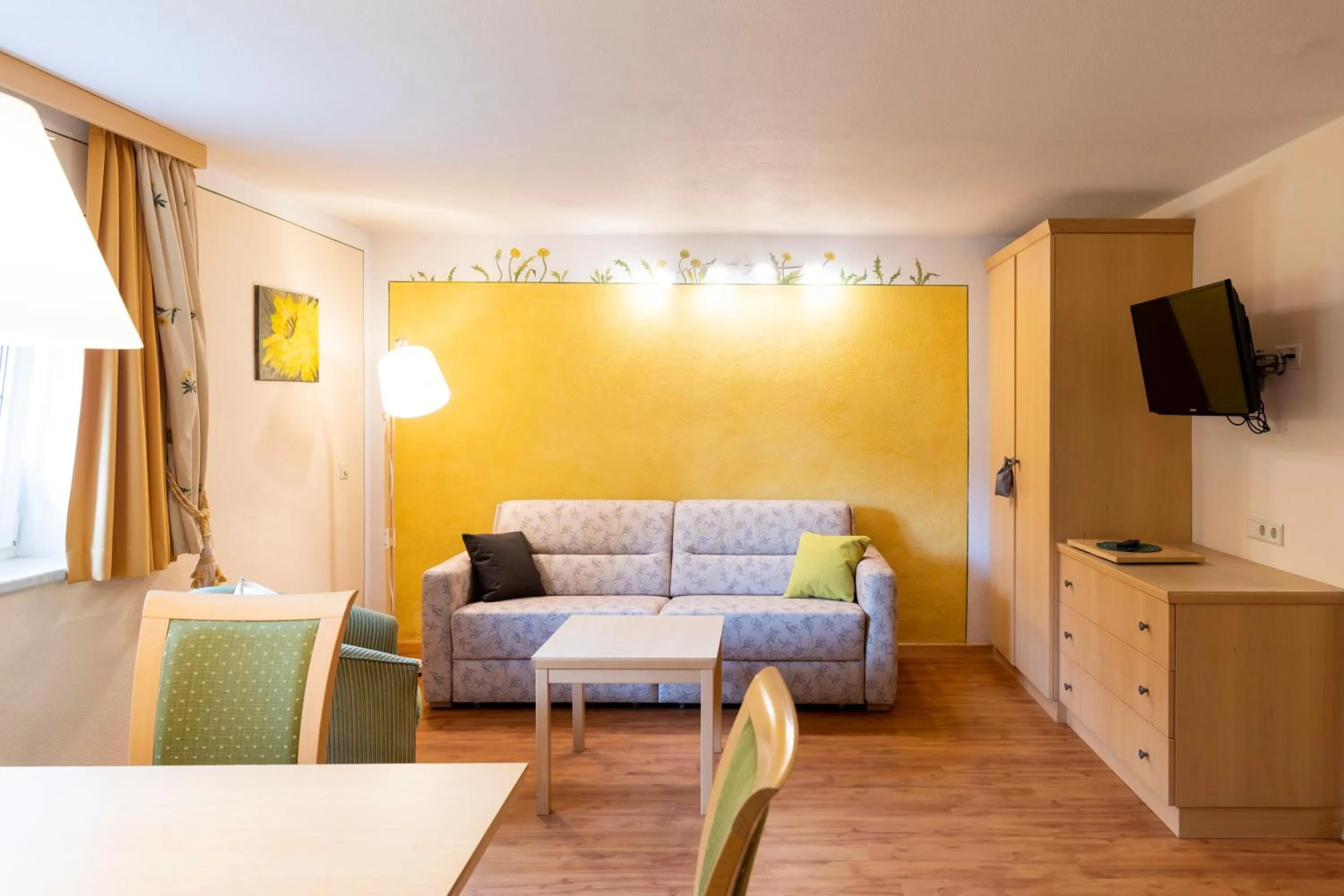 Communal lounge/ TV room in Residenz Theresa