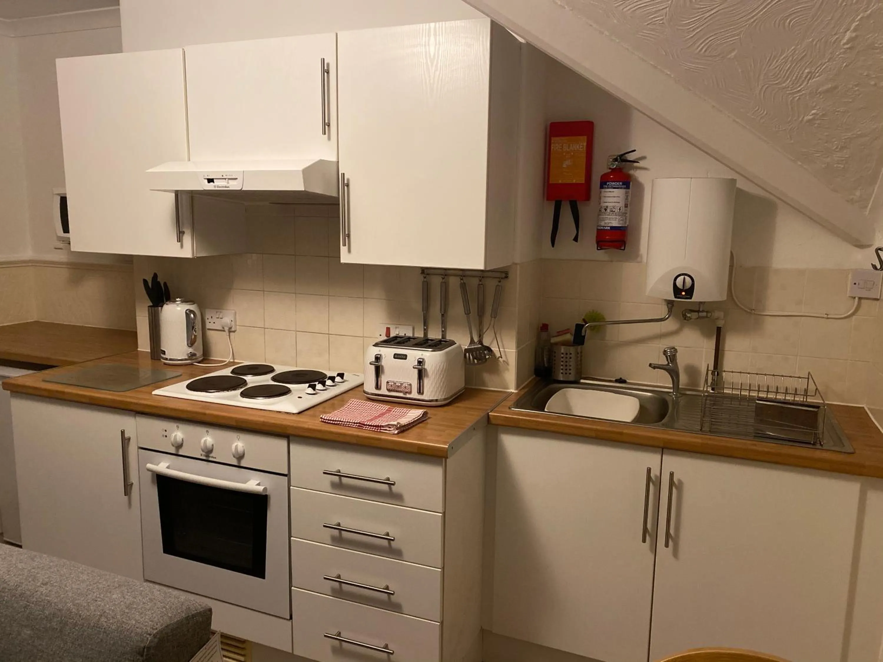 Kitchen or kitchenette in Seaford Lodge Apartments