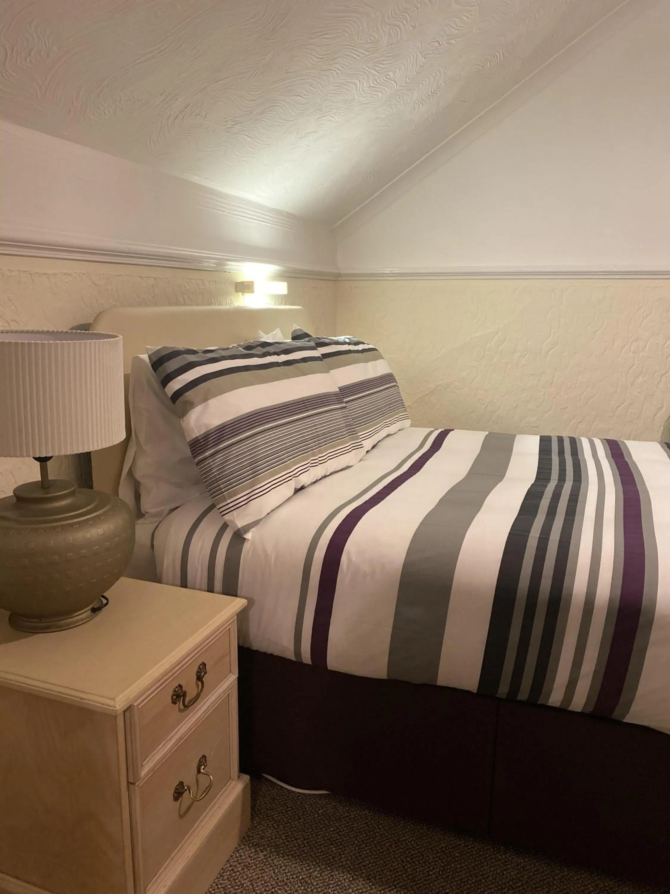 Bedroom, Bed in Seaford Lodge Apartments
