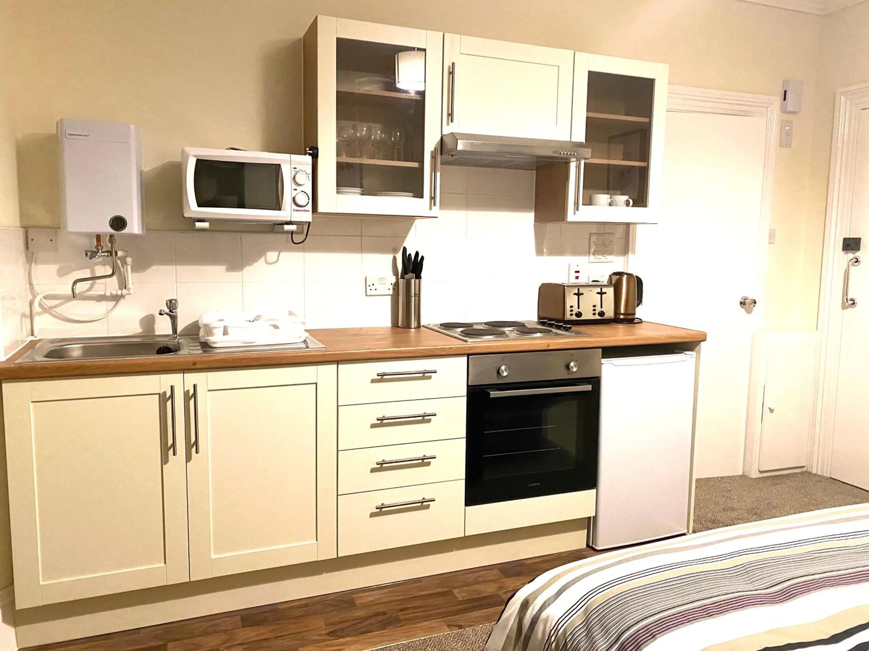 Kitchen or kitchenette in Seaford Lodge Apartments