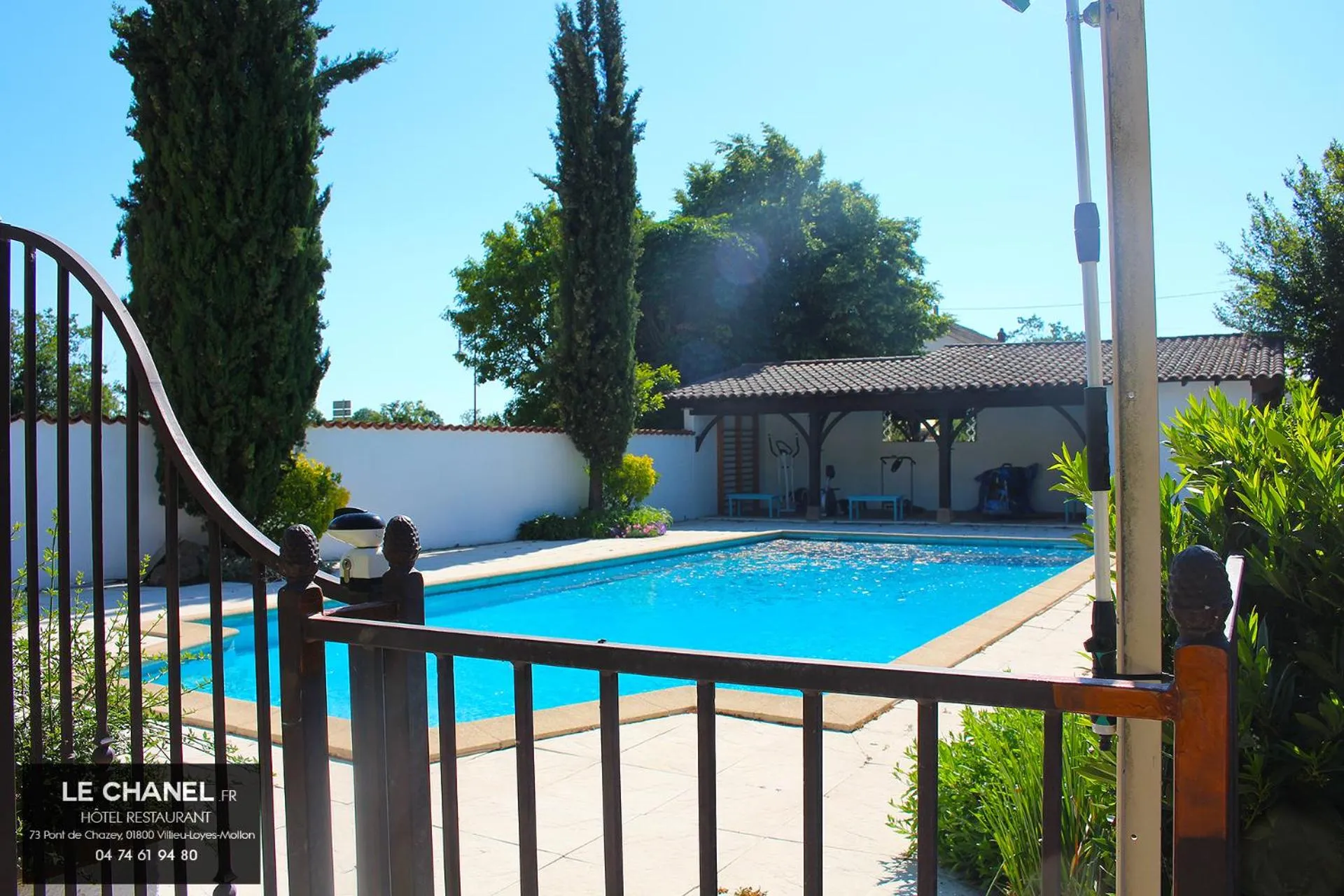 Swimming pool in Hôtel Restaurant Le chanel