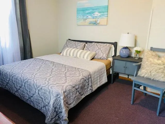 Bed in Rockwood Resort Motel