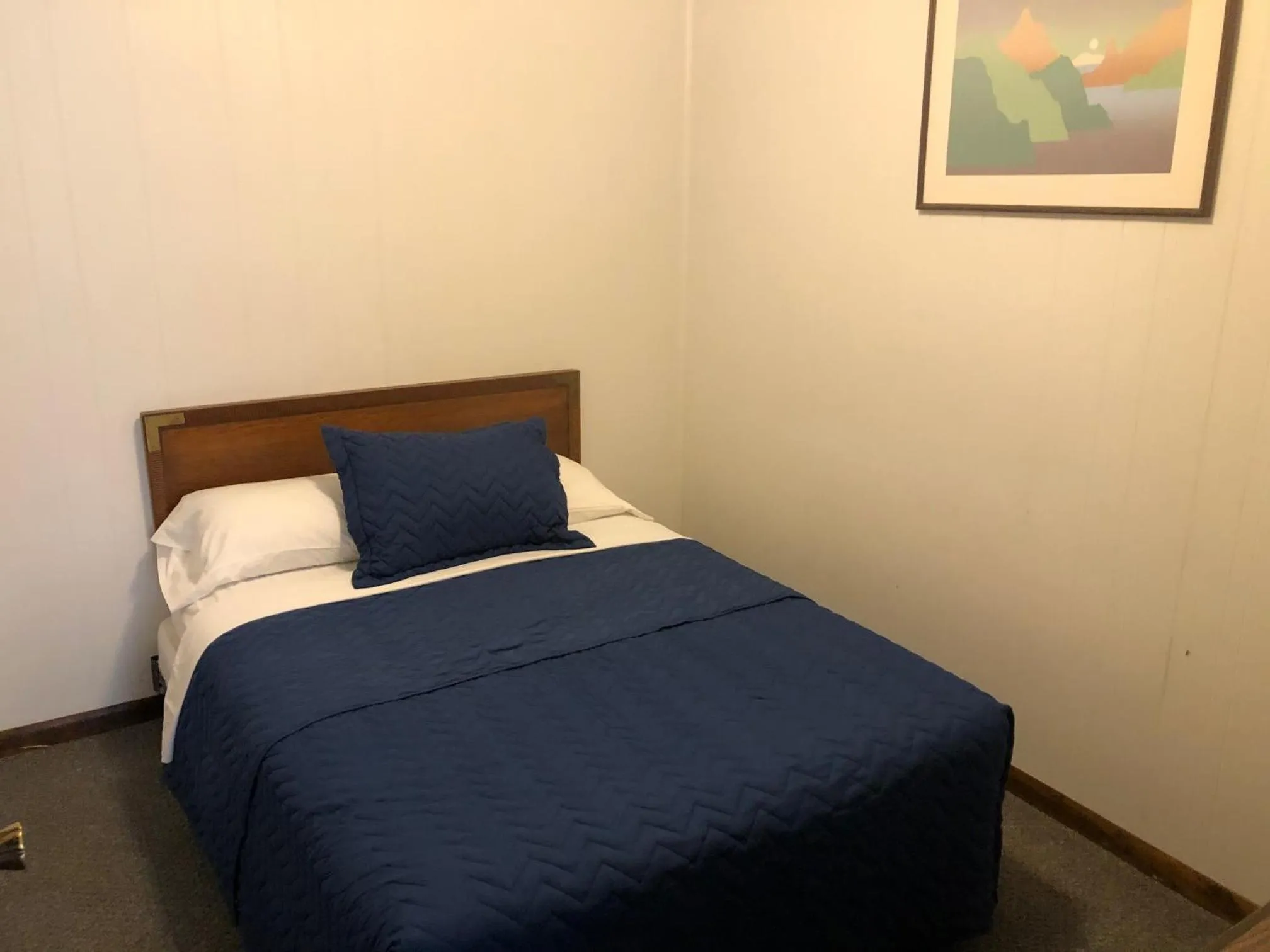 Bed in Rockwood Resort Motel