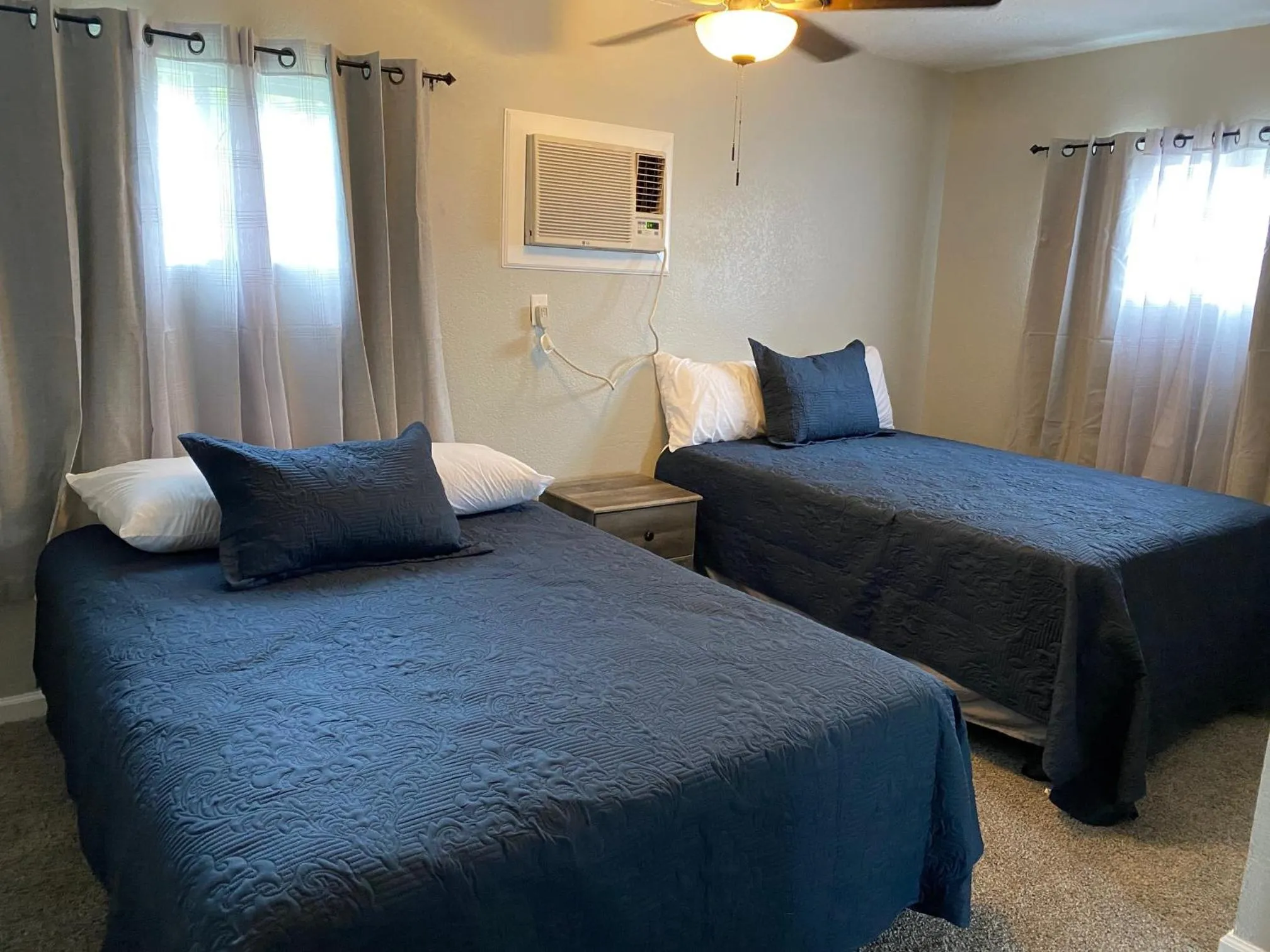 Bed in Rockwood Resort Motel