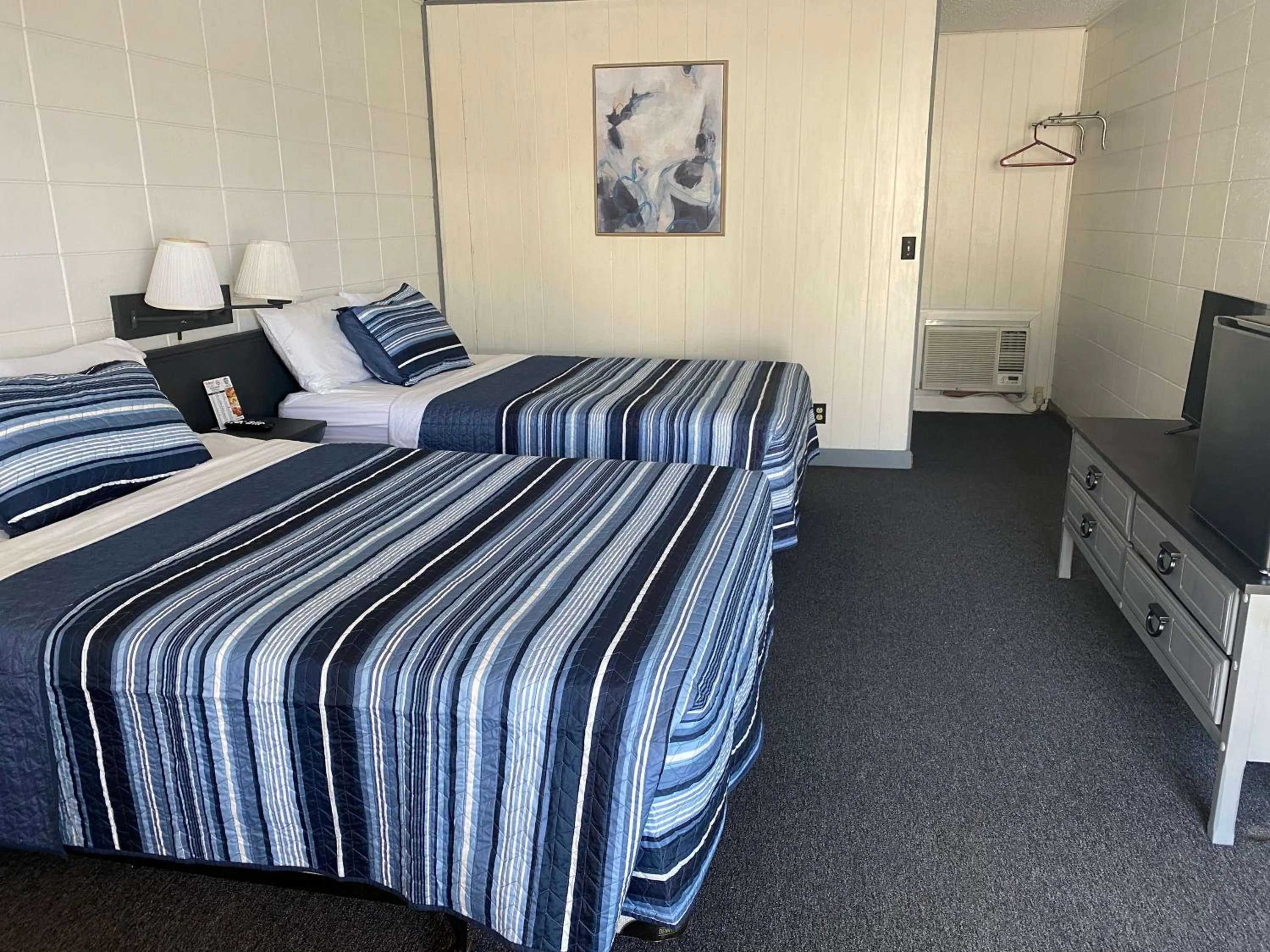 Bed in Rockwood Resort Motel