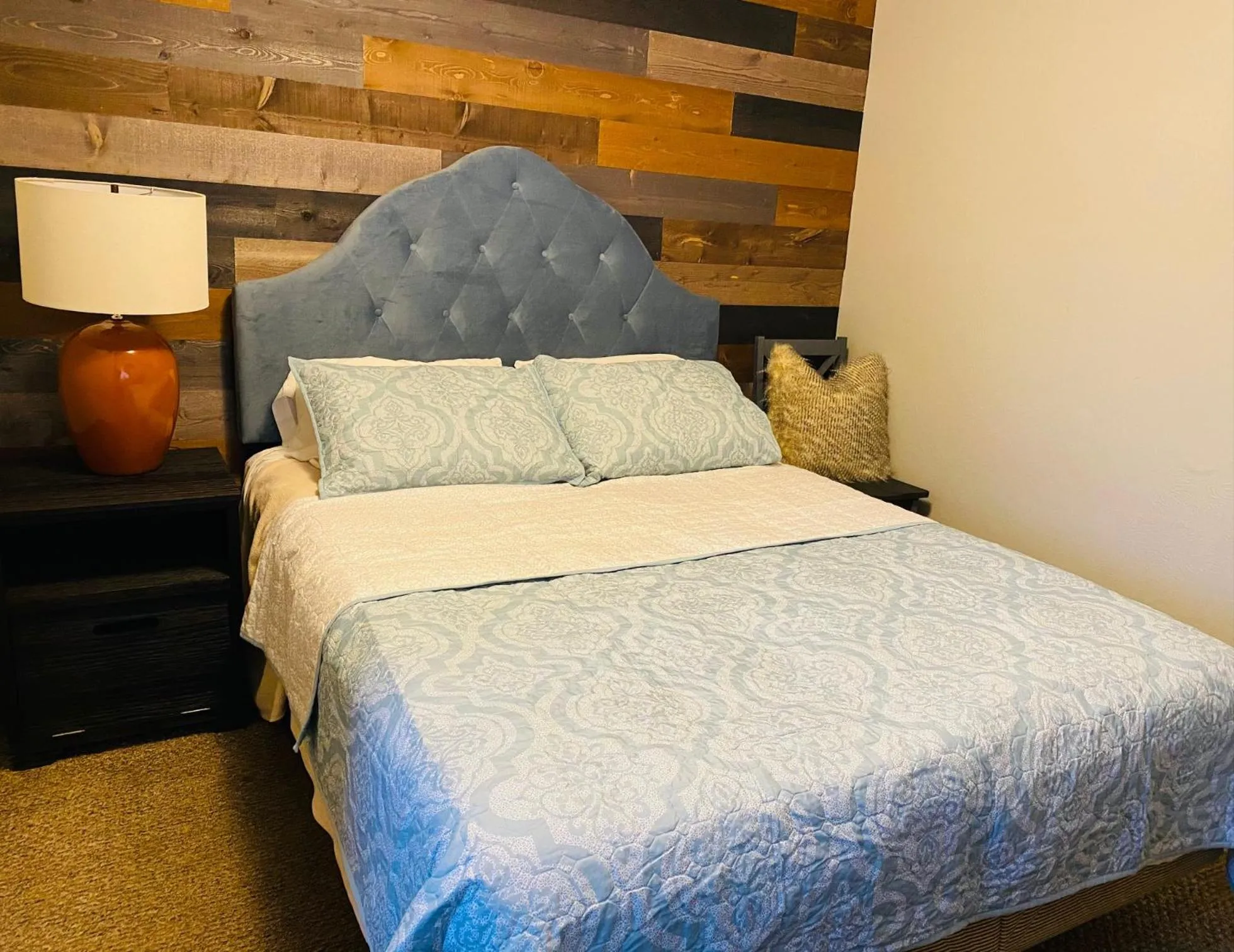 Bed in Rockwood Resort Motel