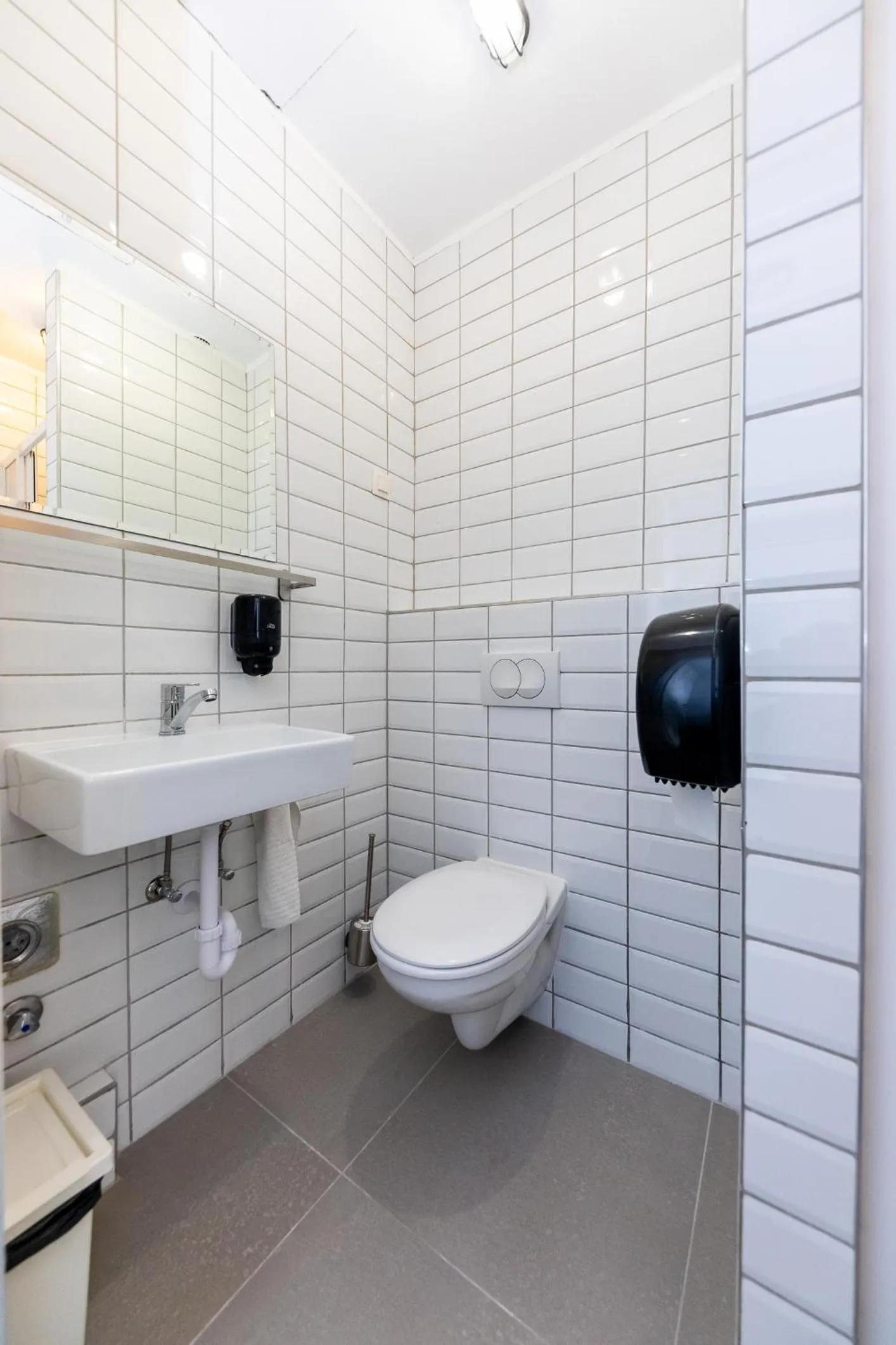 Toilet in Adagio Hostel Basilica