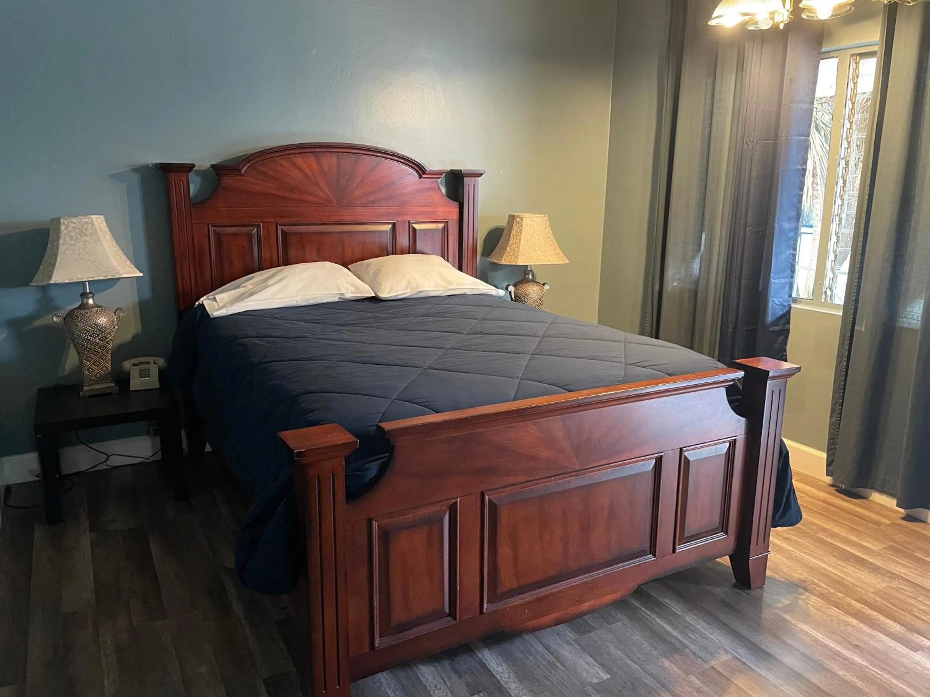 Bed in LA Adventurer Hotel