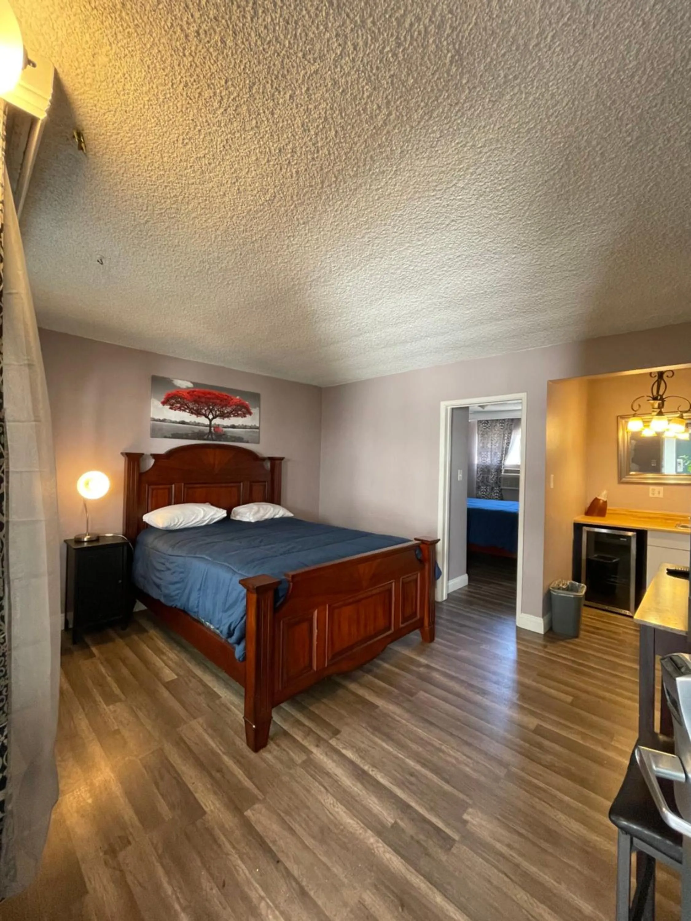 Bed in LA Adventurer Hotel