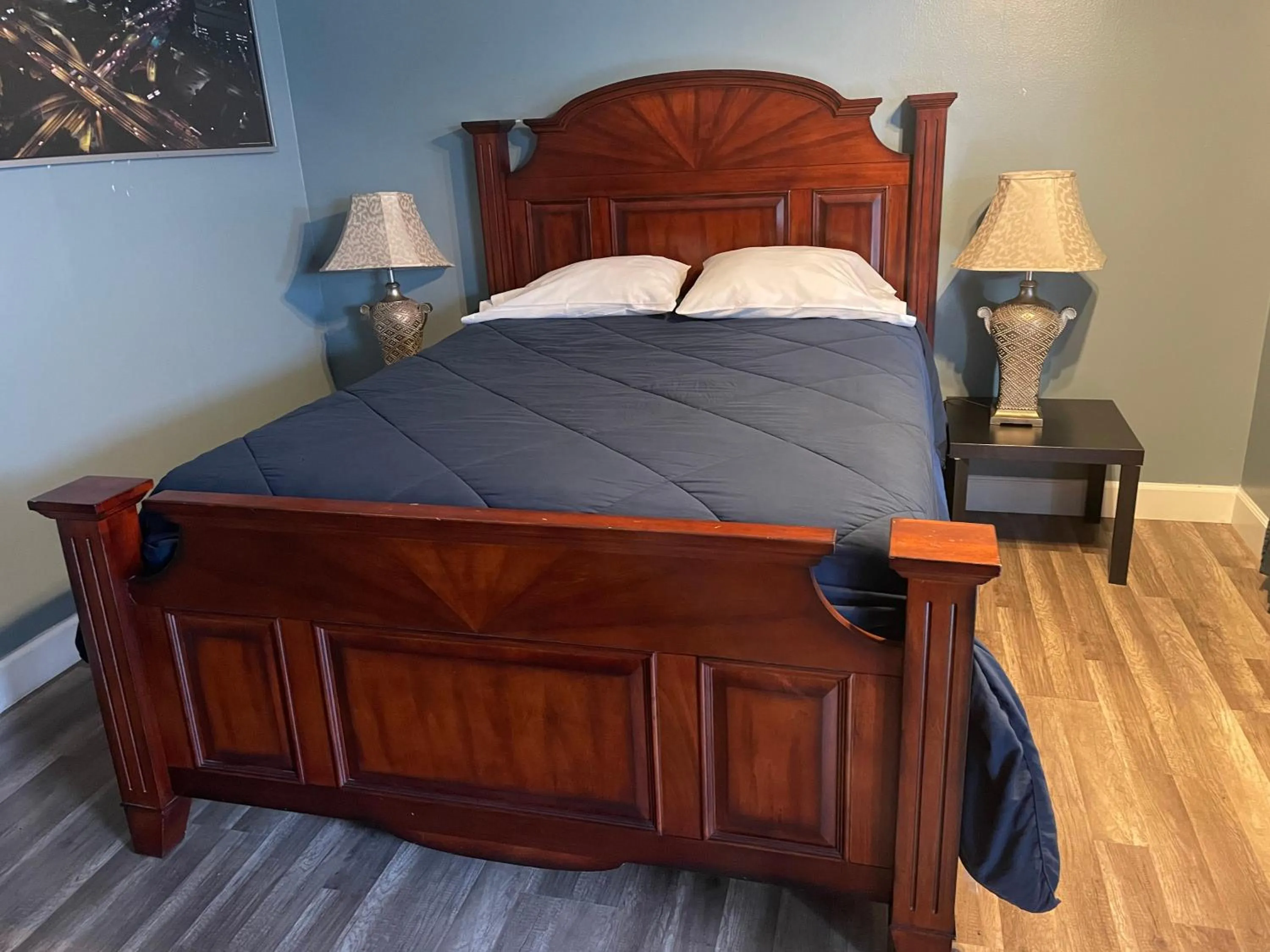 Bed in LA Adventurer Hotel