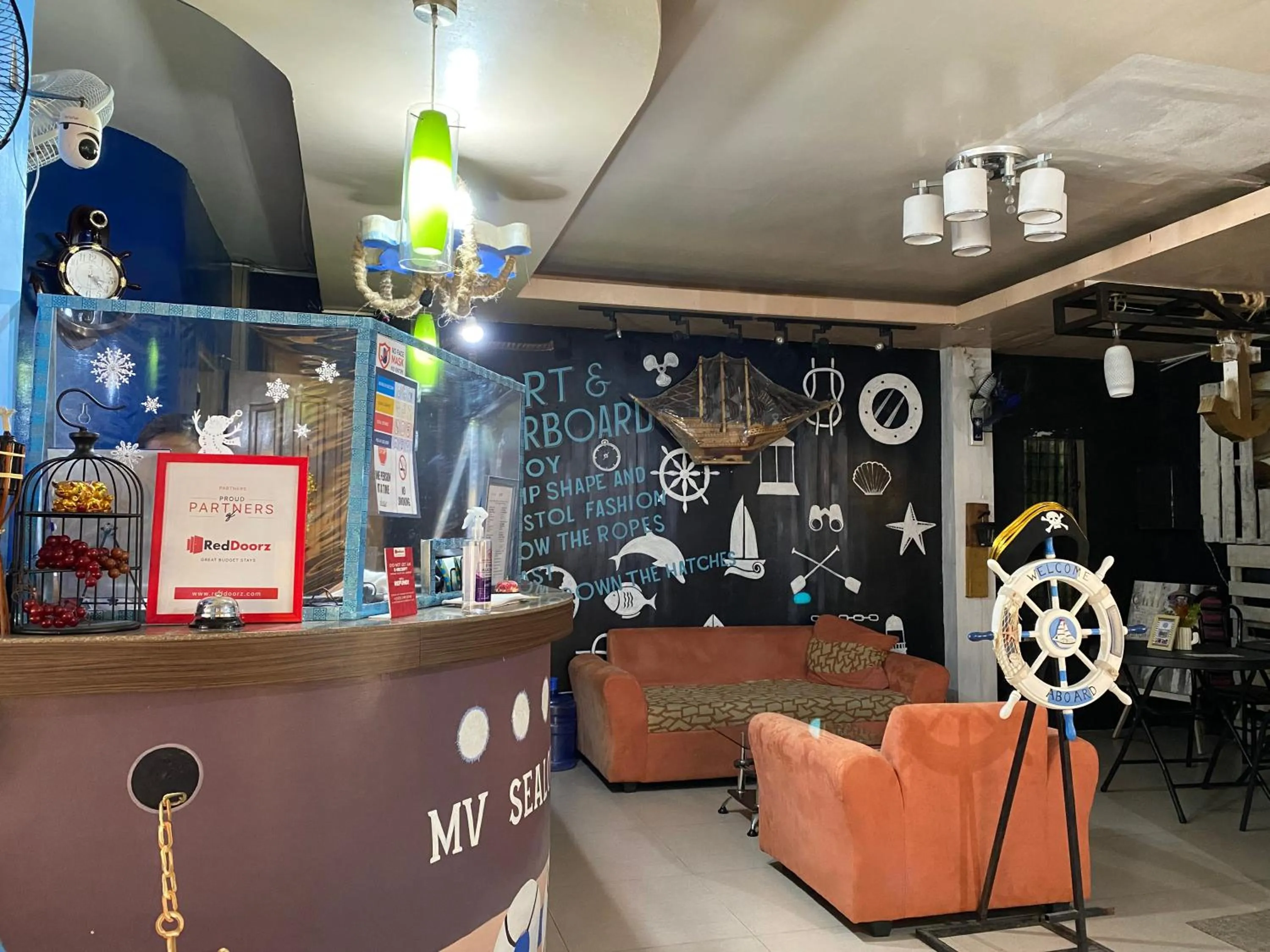 Seating area in RedDoorz Plus @ Lhexlyn Resort San Narciso