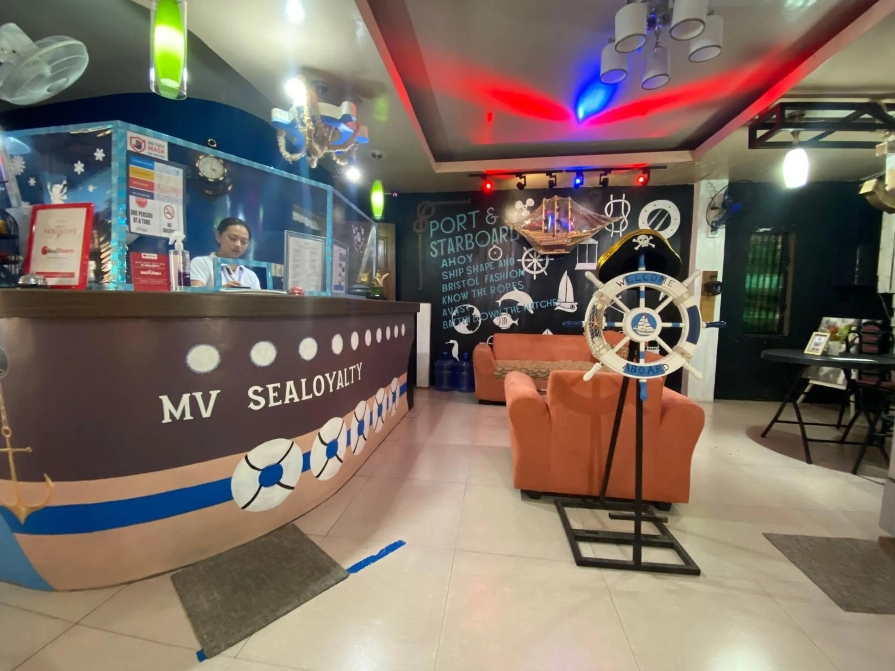 Seating area in RedDoorz Plus @ Lhexlyn Resort San Narciso