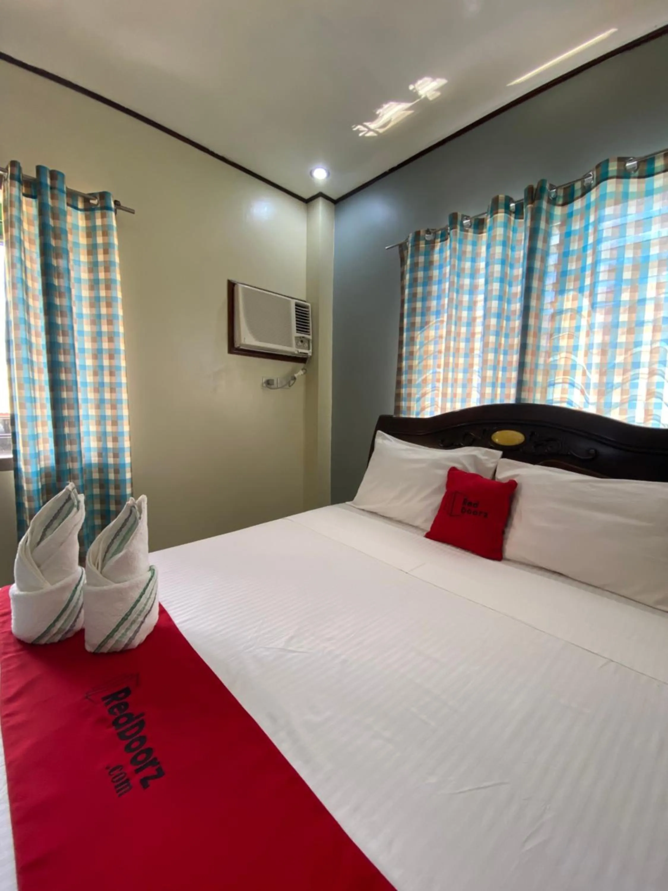 Bed in RedDoorz Plus @ Lhexlyn Resort San Narciso