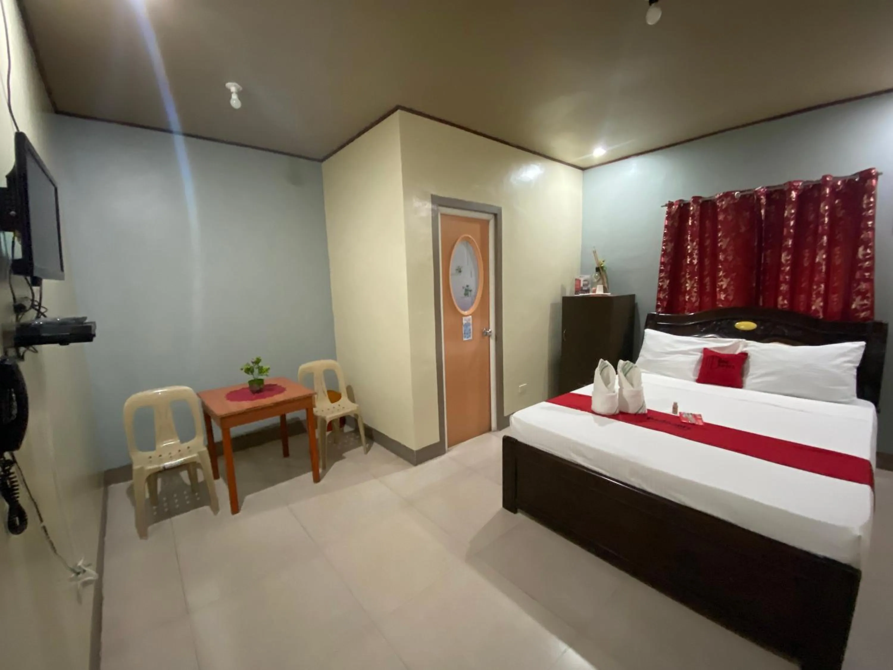 TV and multimedia in RedDoorz Plus @ Lhexlyn Resort San Narciso