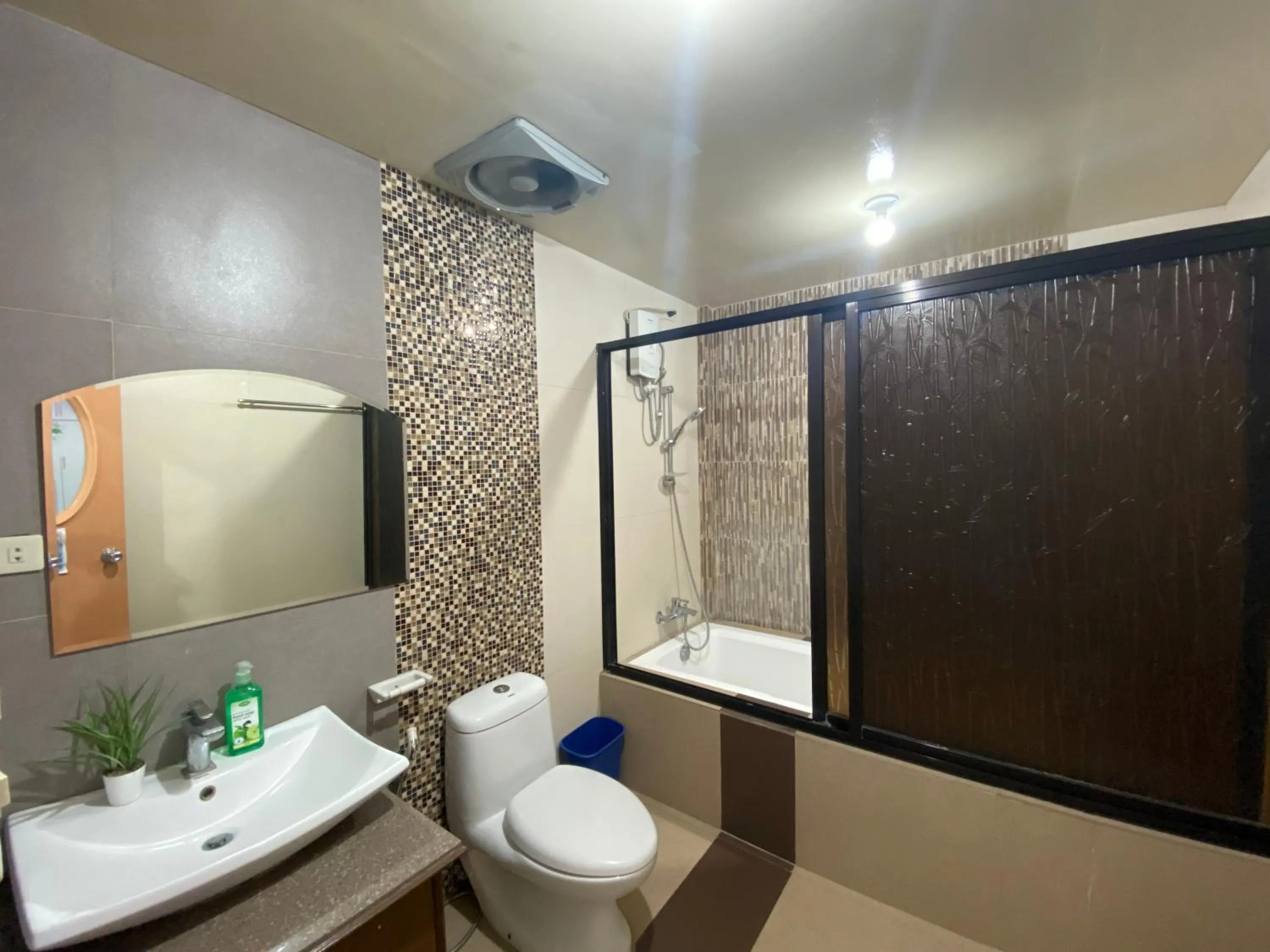 Shower in RedDoorz Plus @ Lhexlyn Resort San Narciso