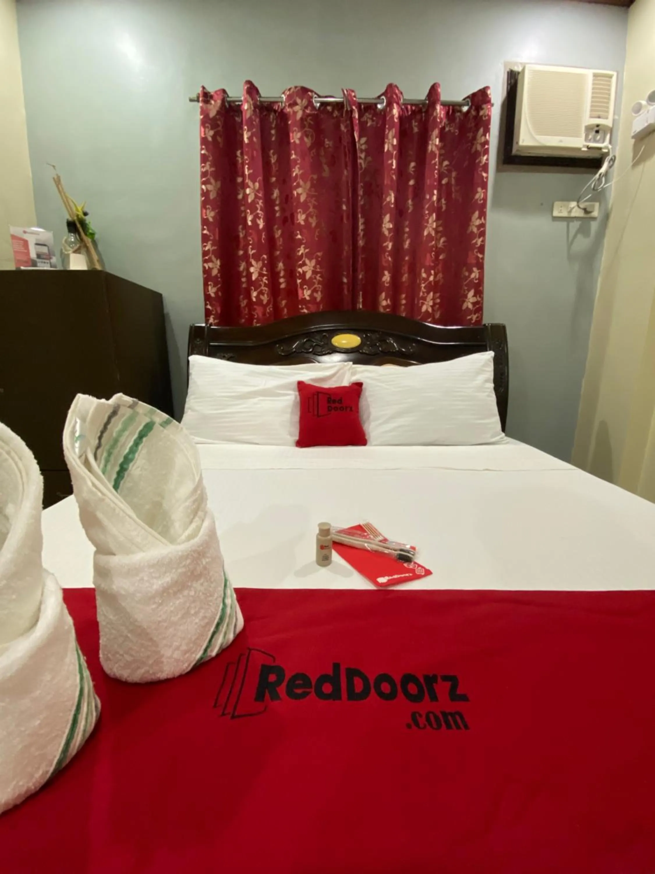 Bed in RedDoorz Plus @ Lhexlyn Resort San Narciso