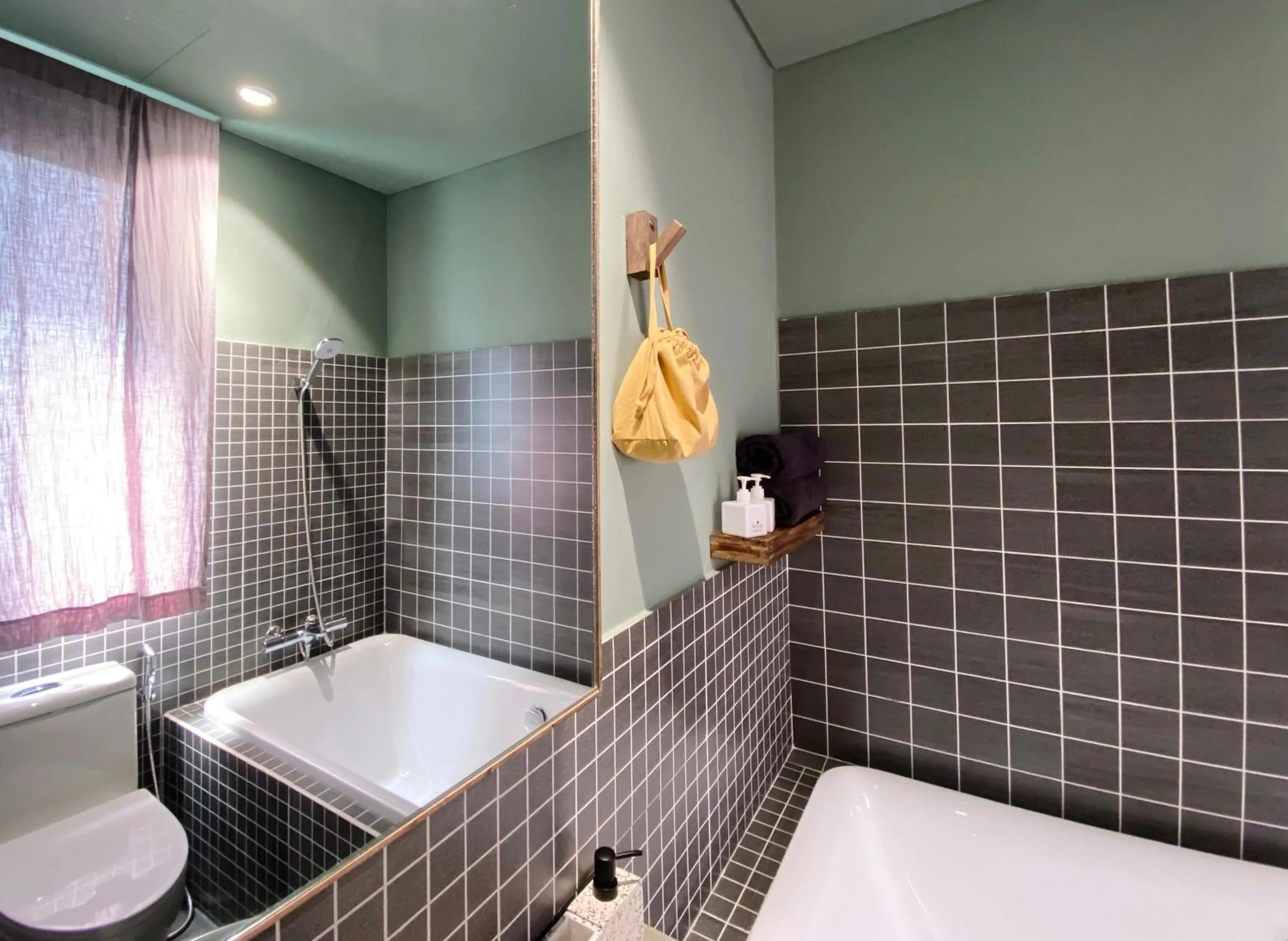 Shower in Kaia Gallery Hotel Hoi An