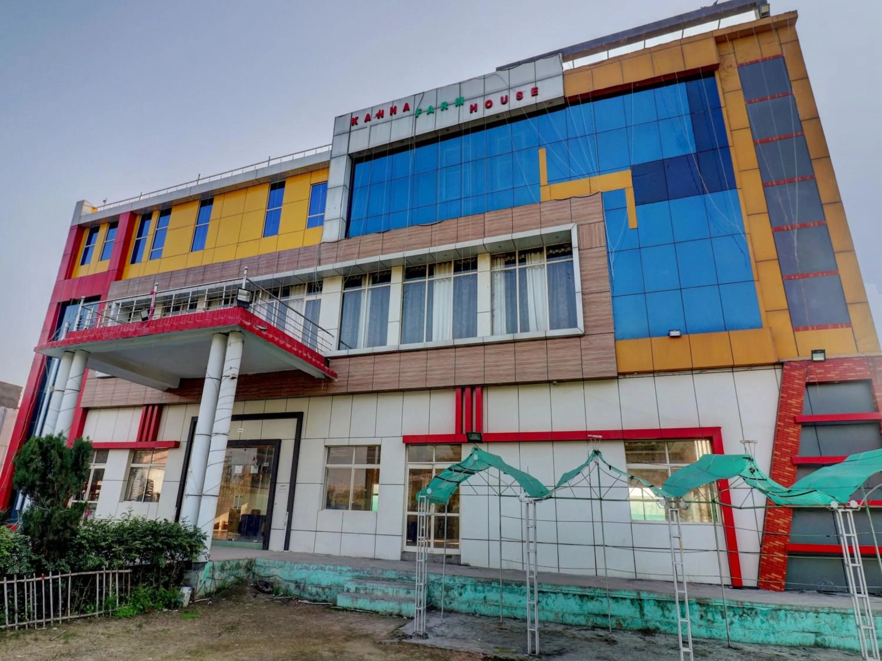 Facade/entrance in Capital O Kanha Resort