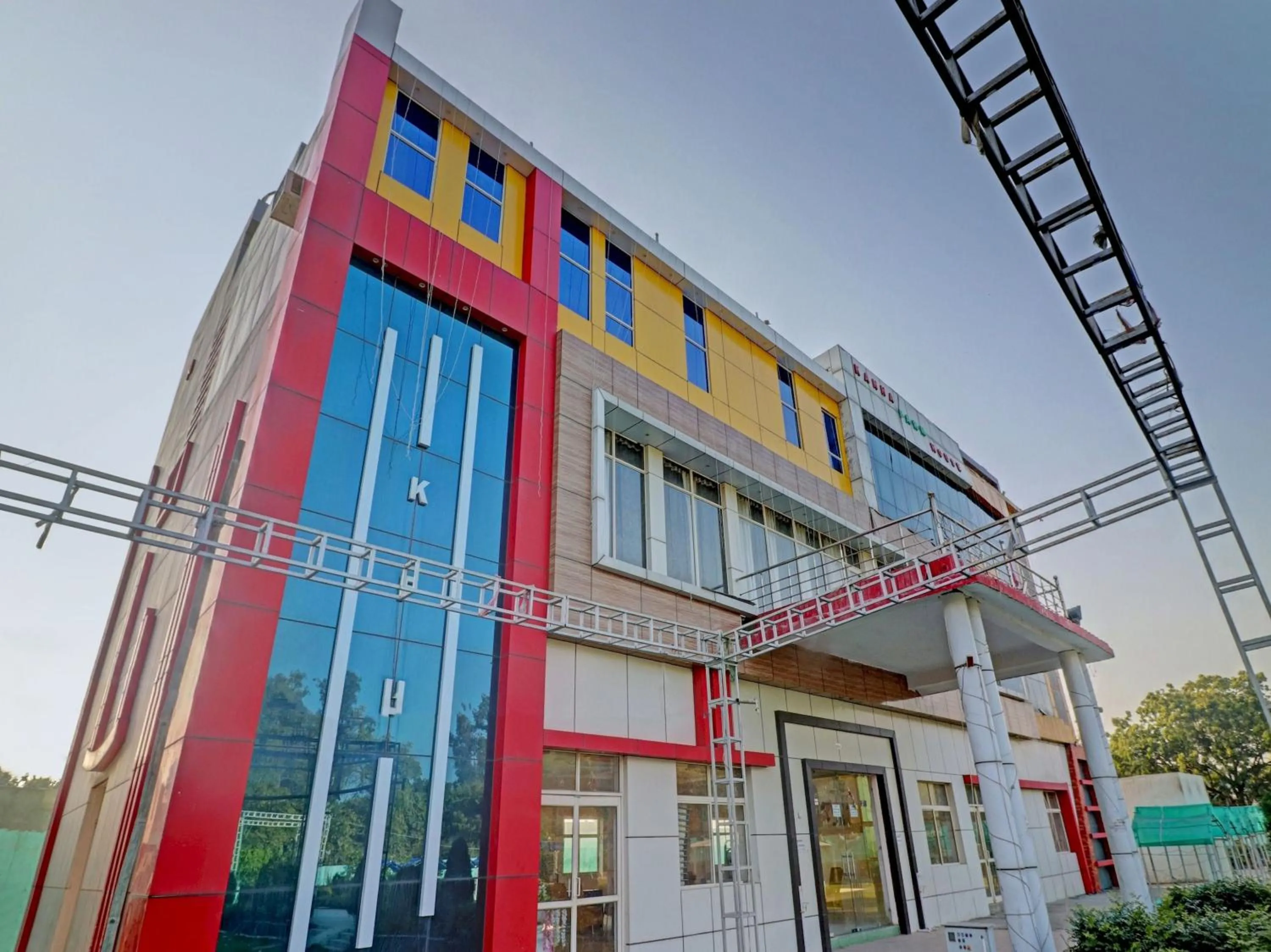 Facade/entrance in Capital O Kanha Resort
