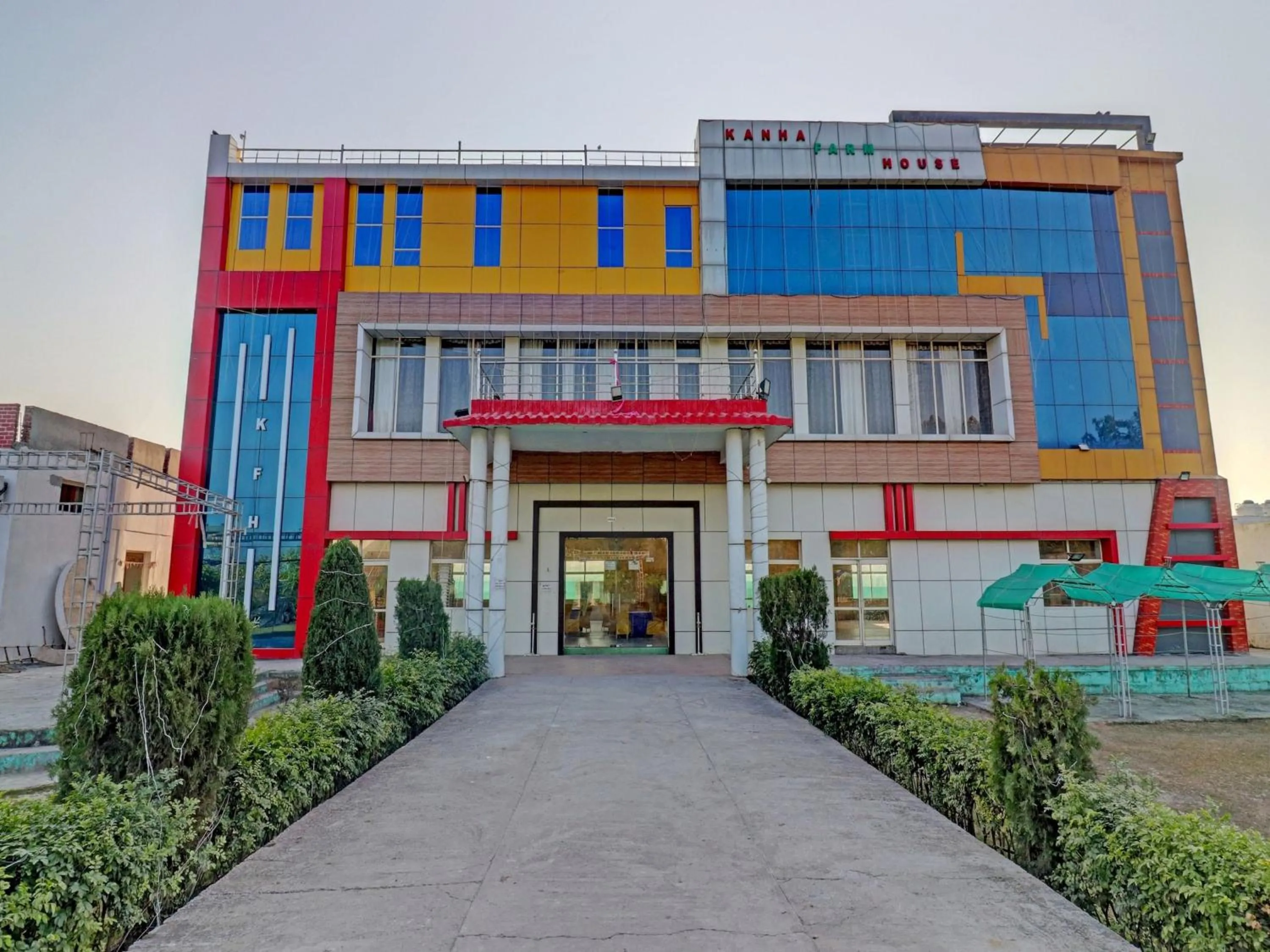 Facade/entrance in Capital O Kanha Resort