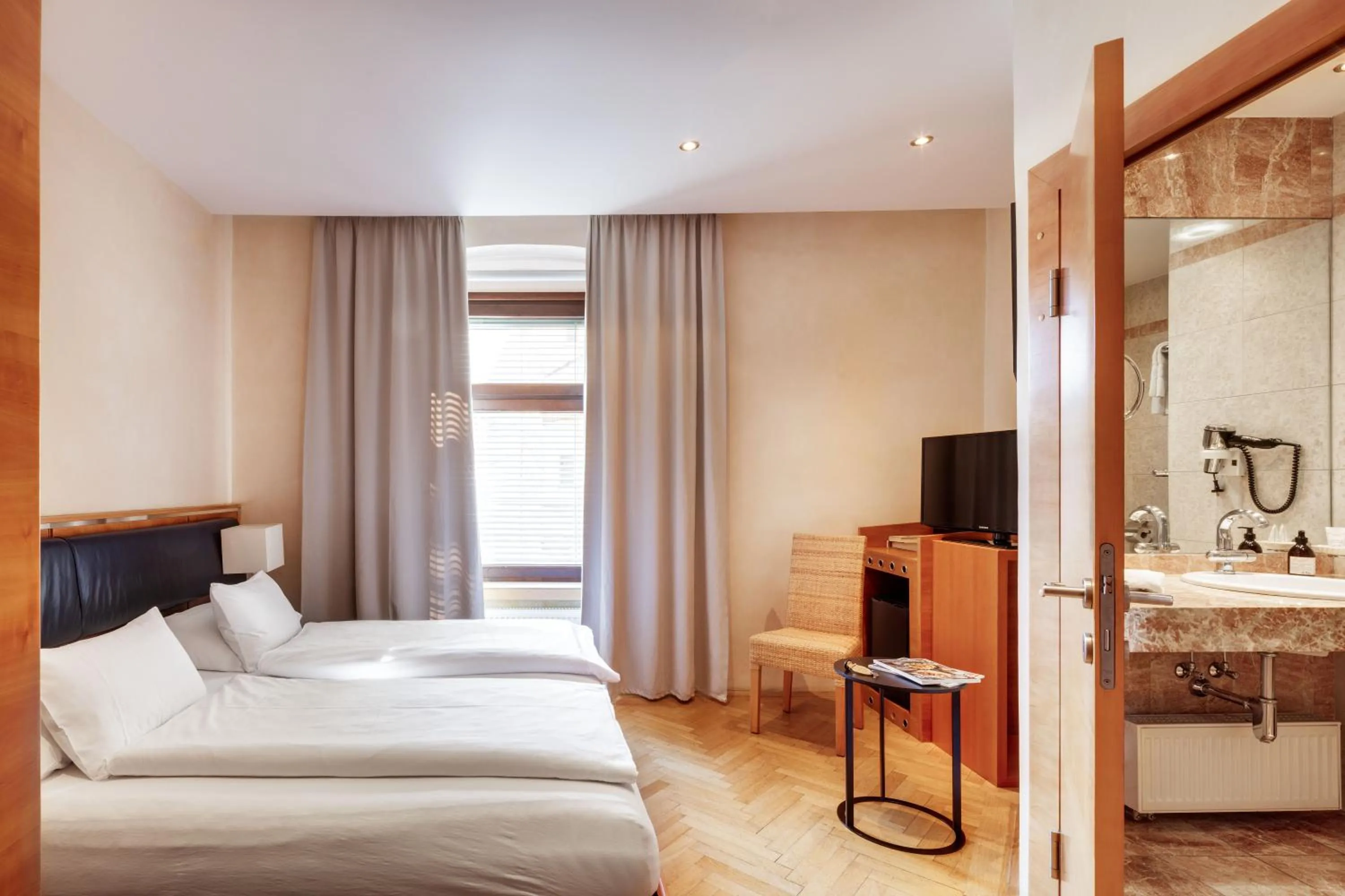 Photo of the whole room, Bed in Hotel Central