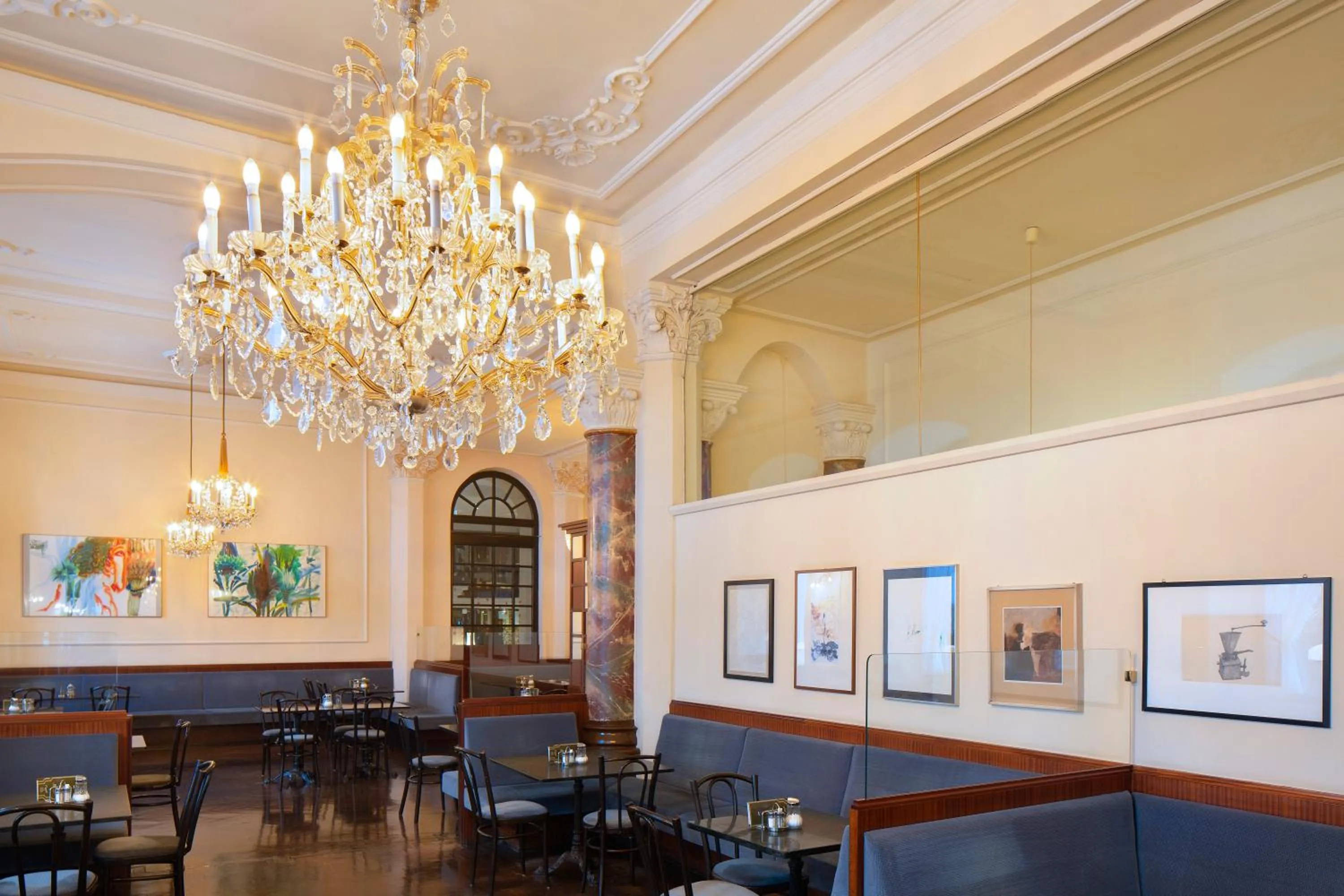 Restaurant/places to eat in Hotel Central