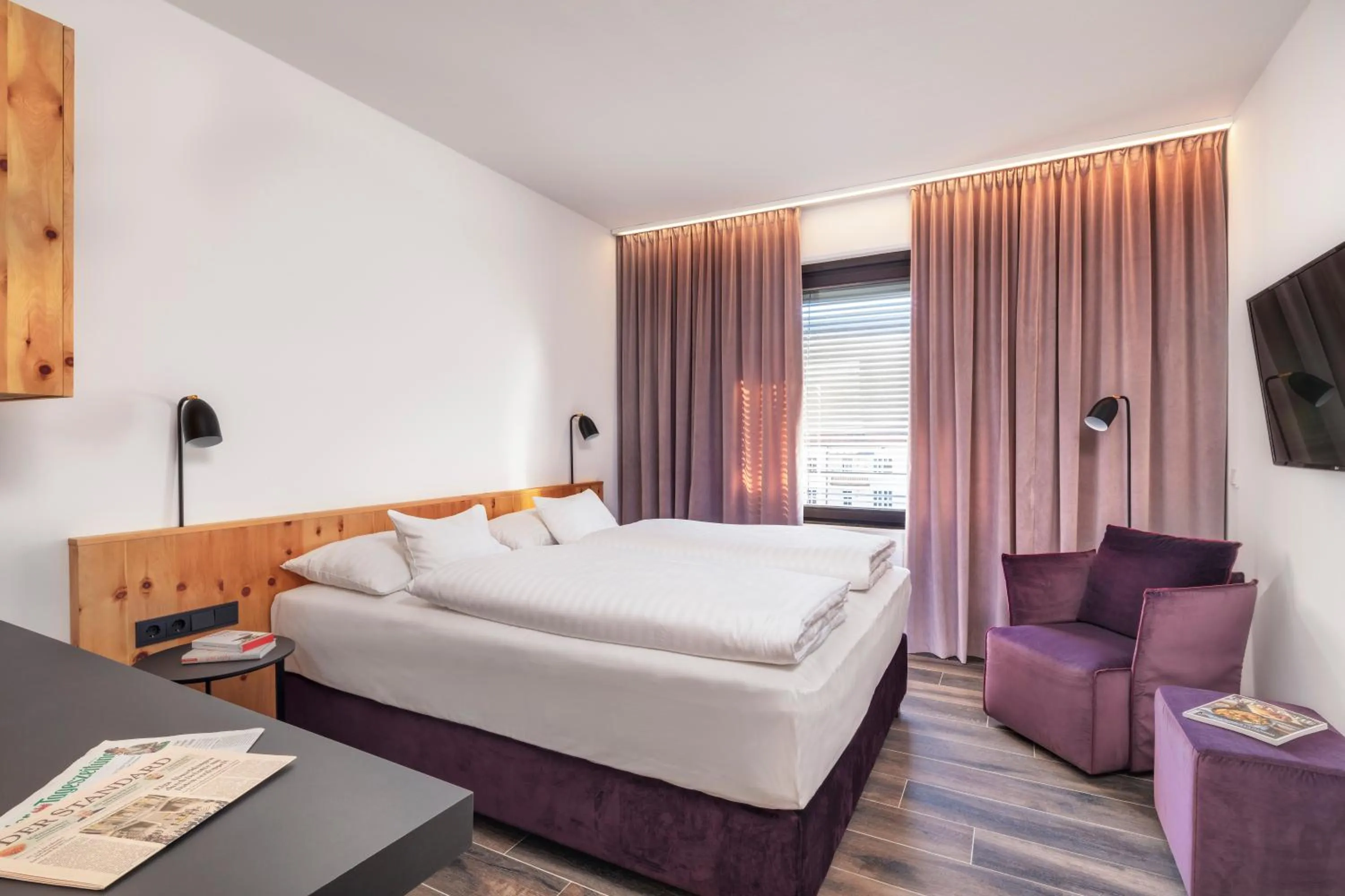 Photo of the whole room, Bed in Hotel Central