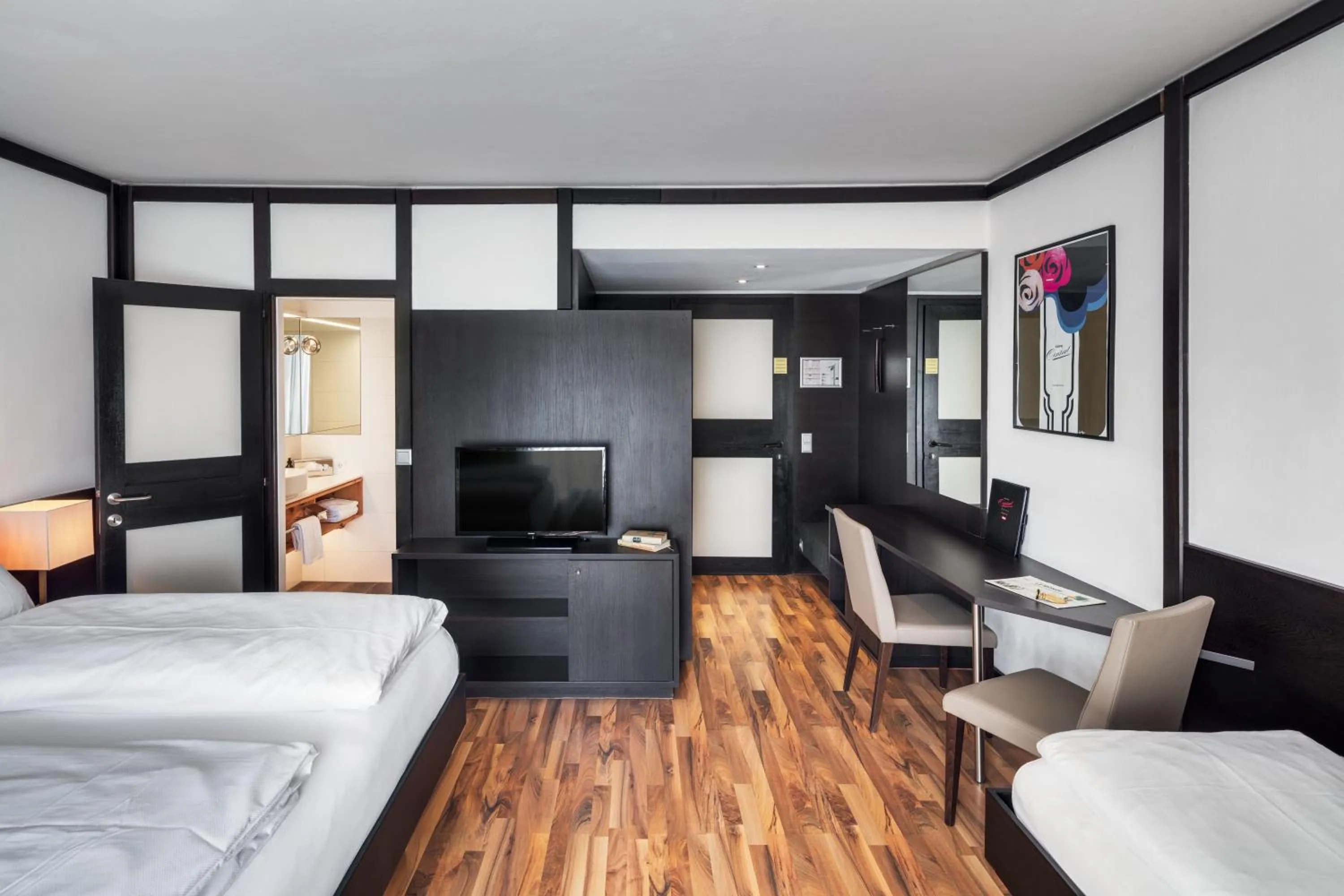 Photo of the whole room, Bed in Hotel Central