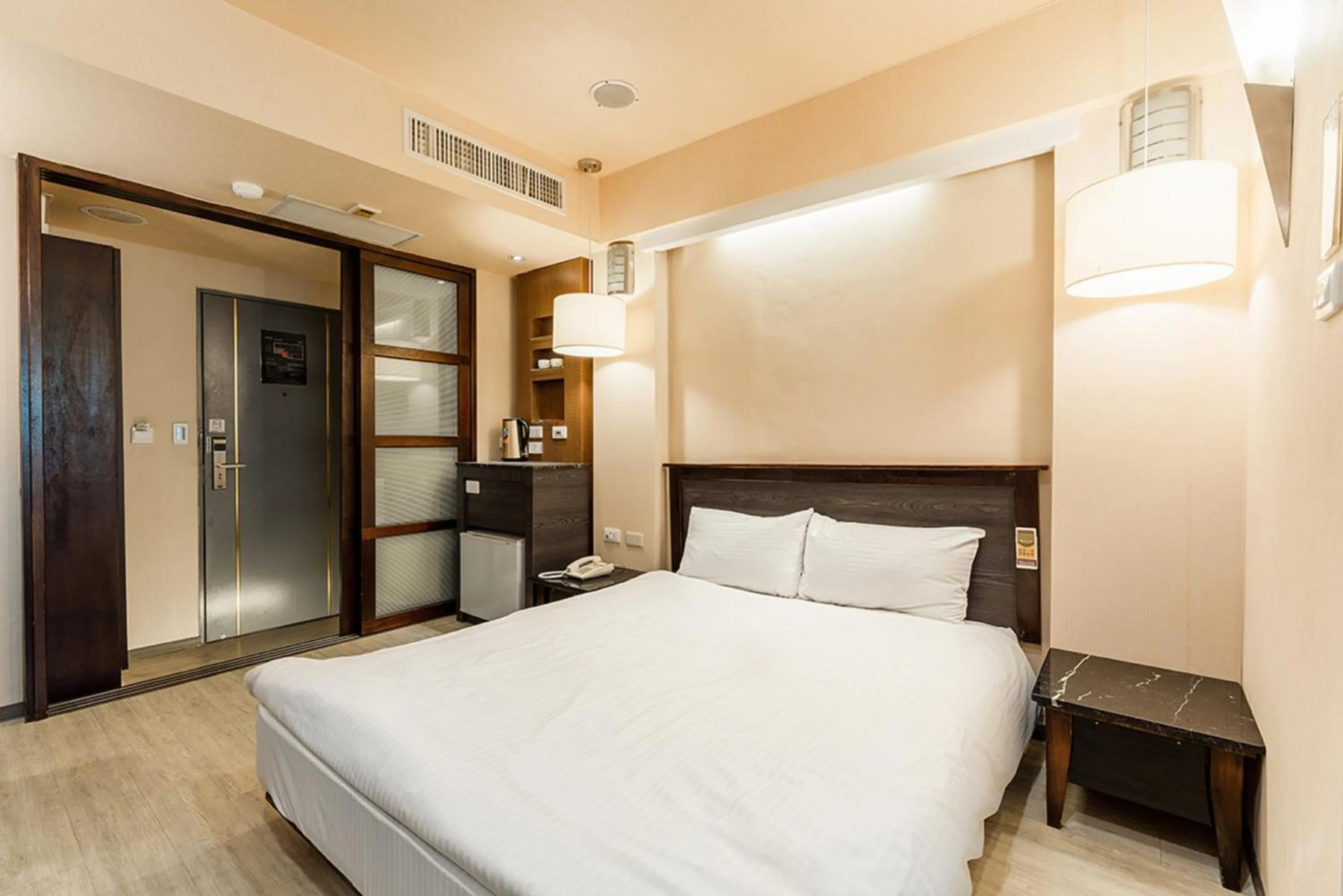 Photo of the whole room, Bed in Guide Hotel Kaohsiung Shinkuchan