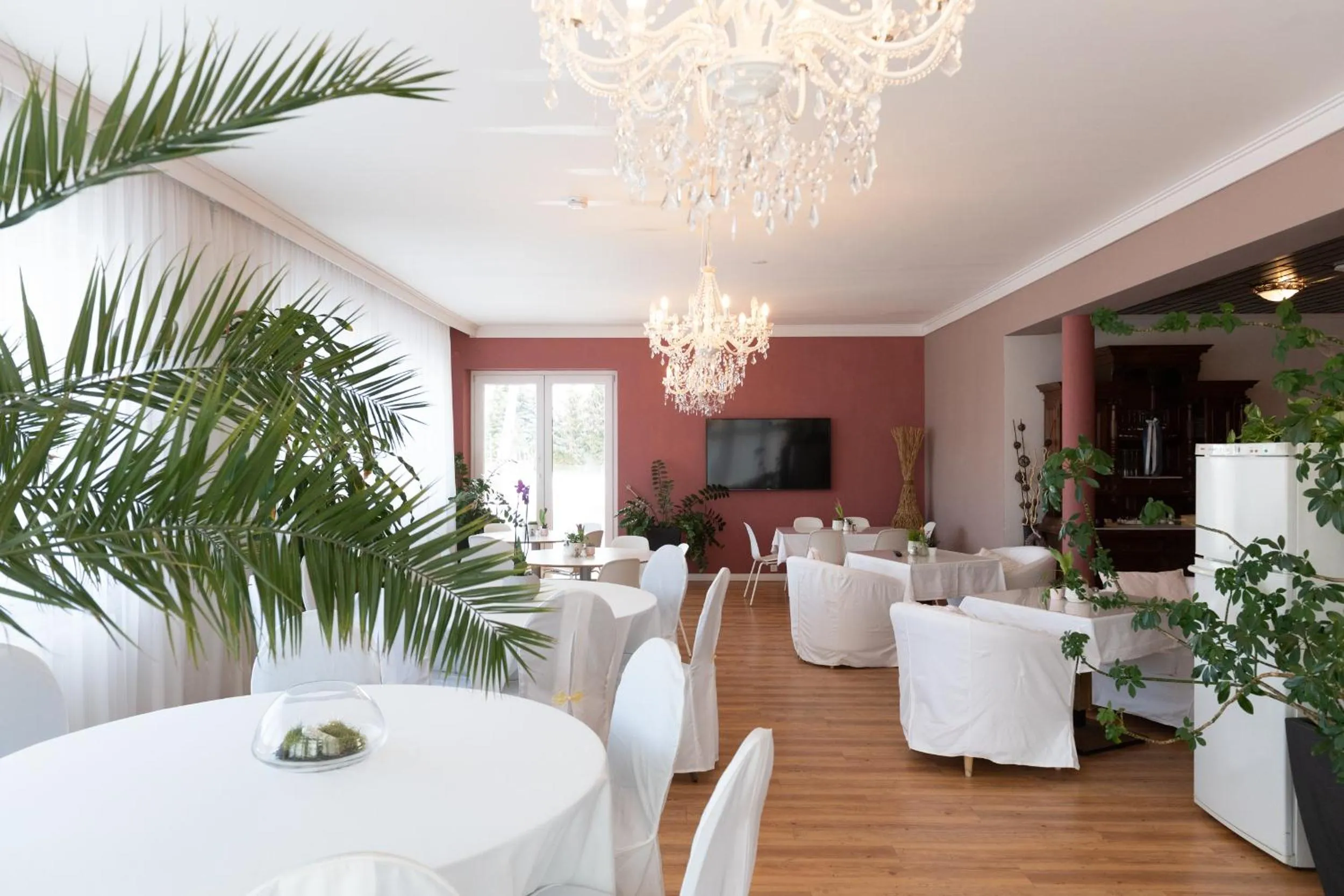 Restaurant/places to eat in HOTEL MARIA