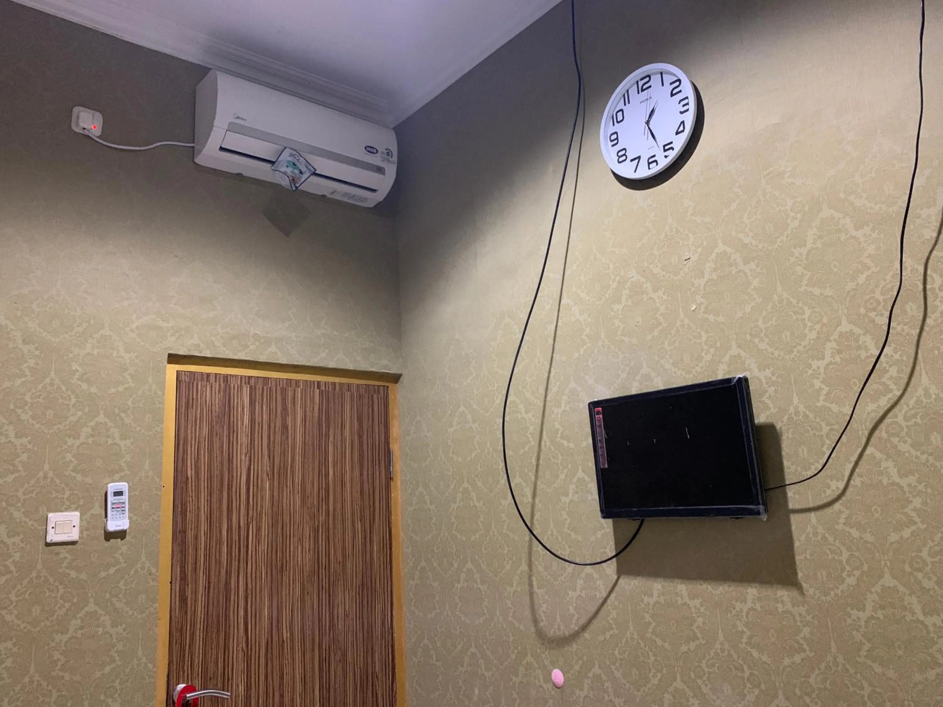 RedDoorz near Gembira Loka Zoo 3