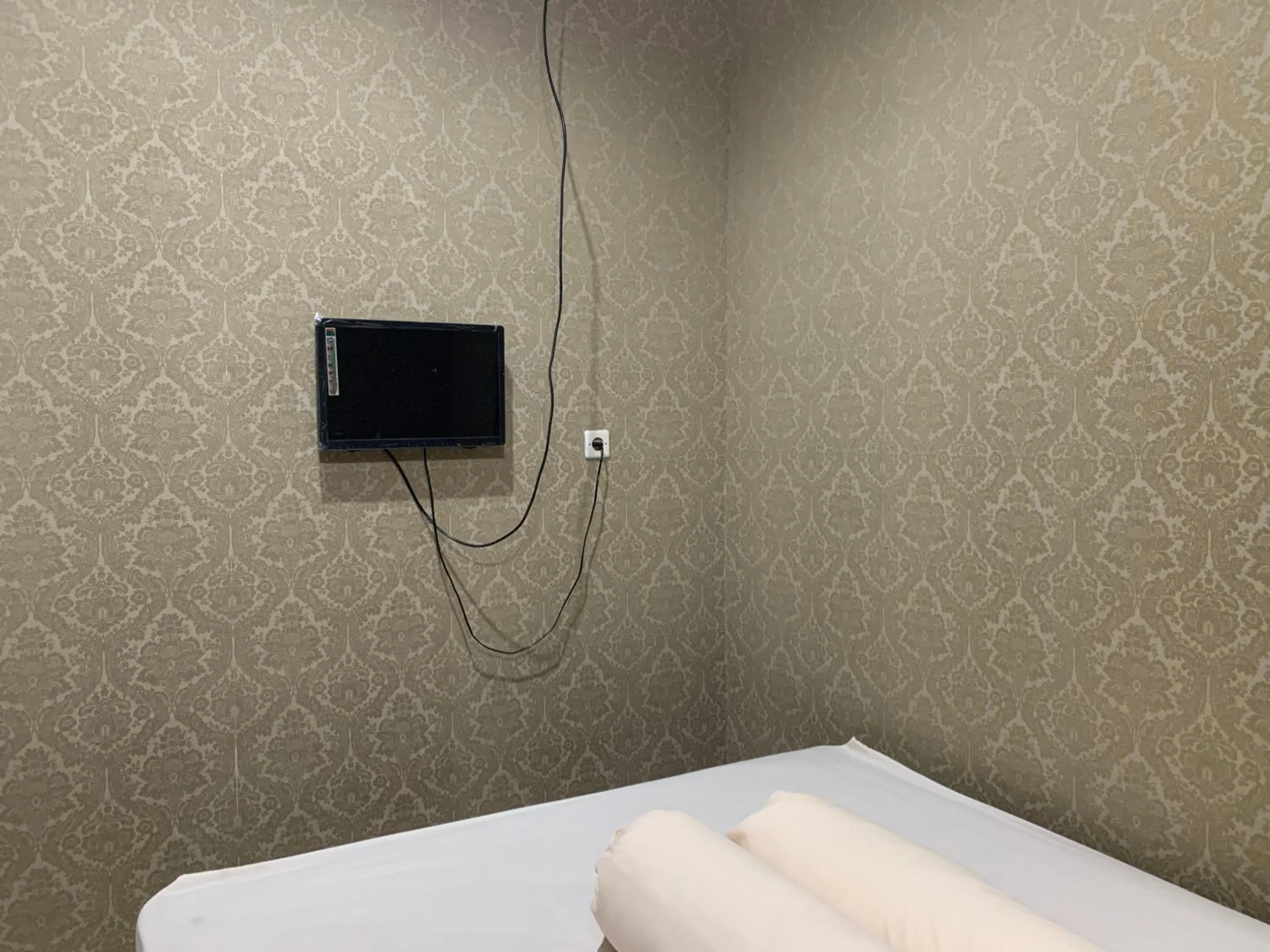 Bed in RedDoorz near Gembira Loka Zoo 3